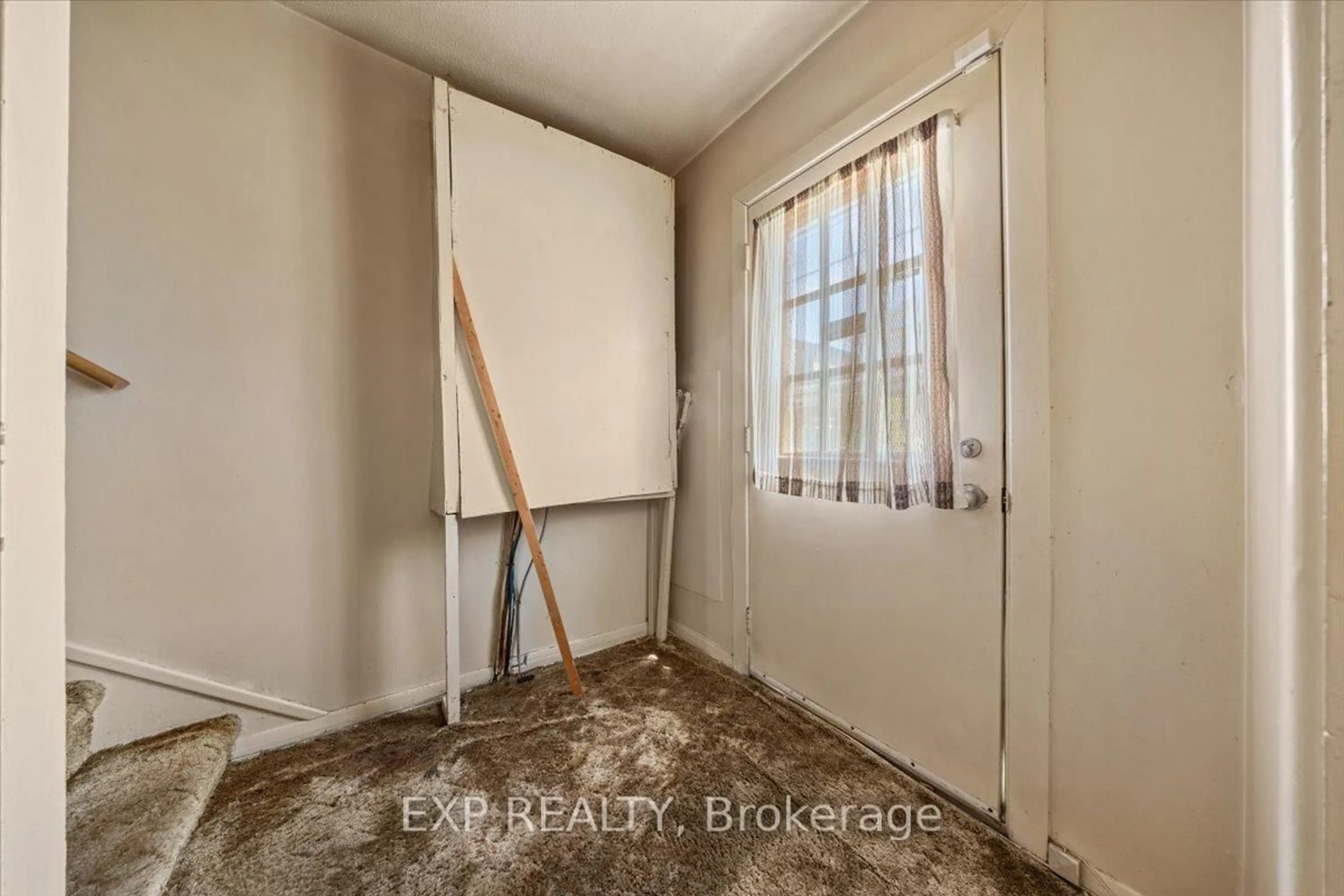 A pic of a room for 198 Hinchey Ave, Ottawa Ontario K1Y 1L7