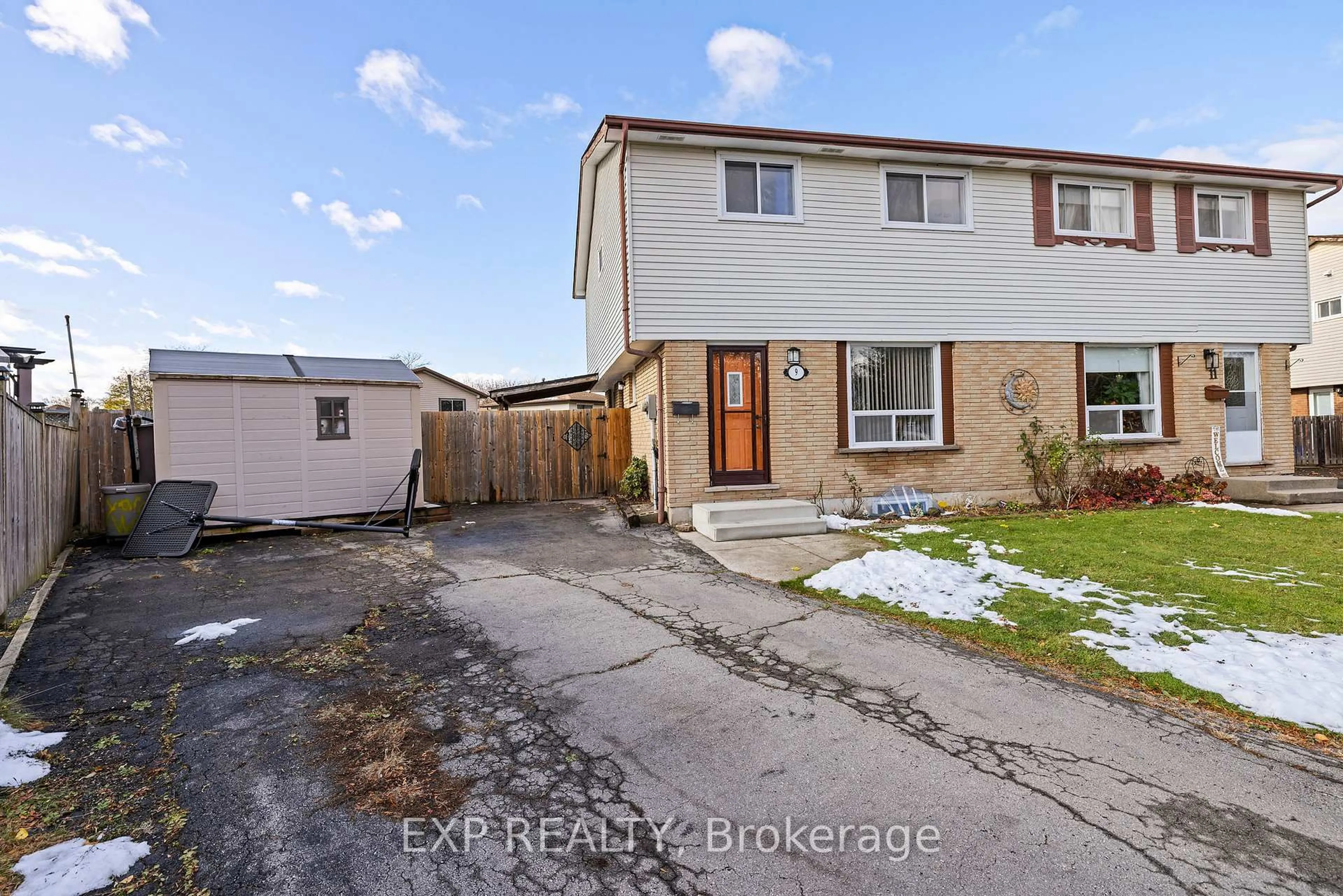 A pic from outside/outdoor area/front of a property/back of a property/a pic from drone, street for 9 Cleveland Pl, Hamilton Ontario L8J 1M9