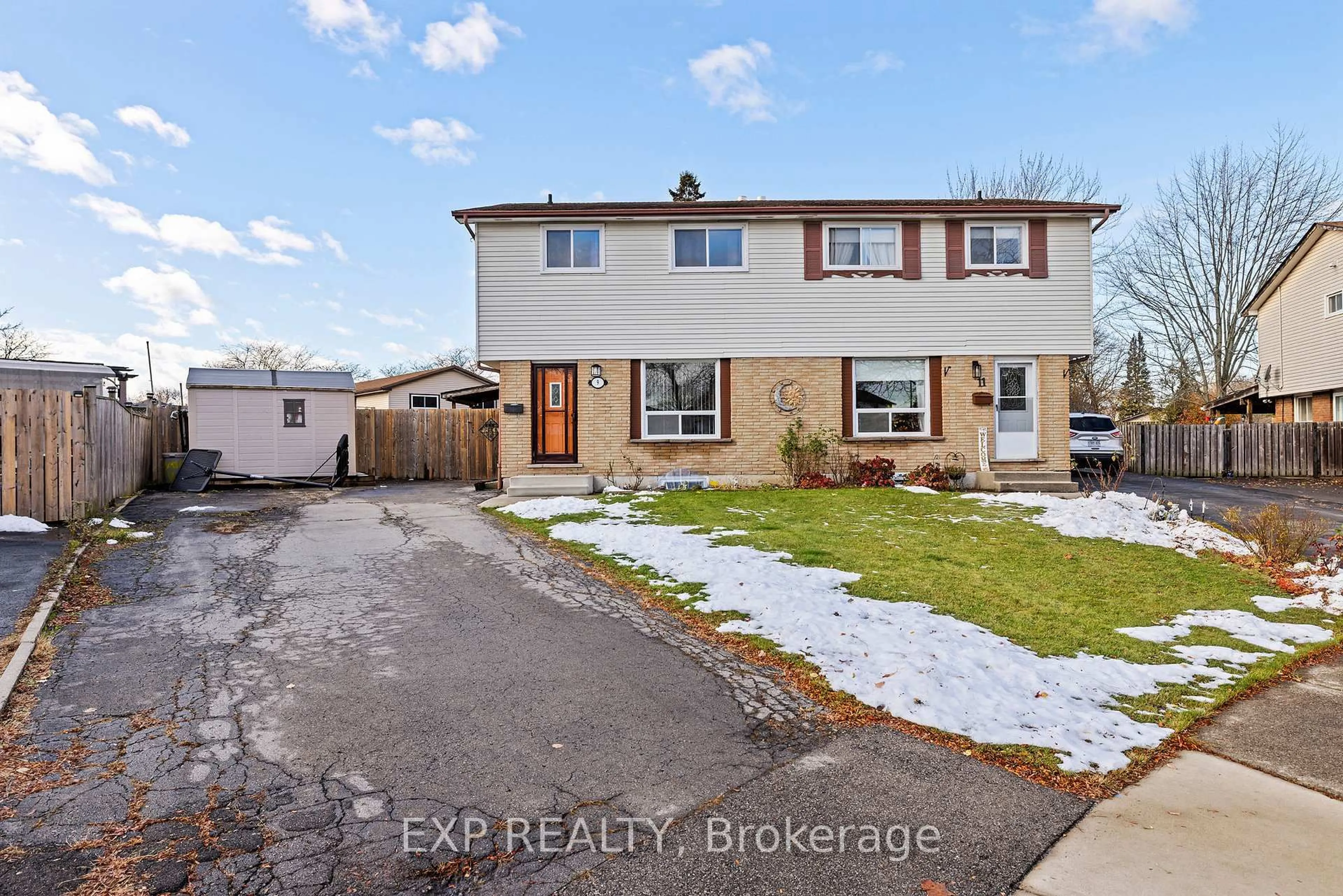 A pic from outside/outdoor area/front of a property/back of a property/a pic from drone, street for 9 Cleveland Pl, Hamilton Ontario L8J 1M9