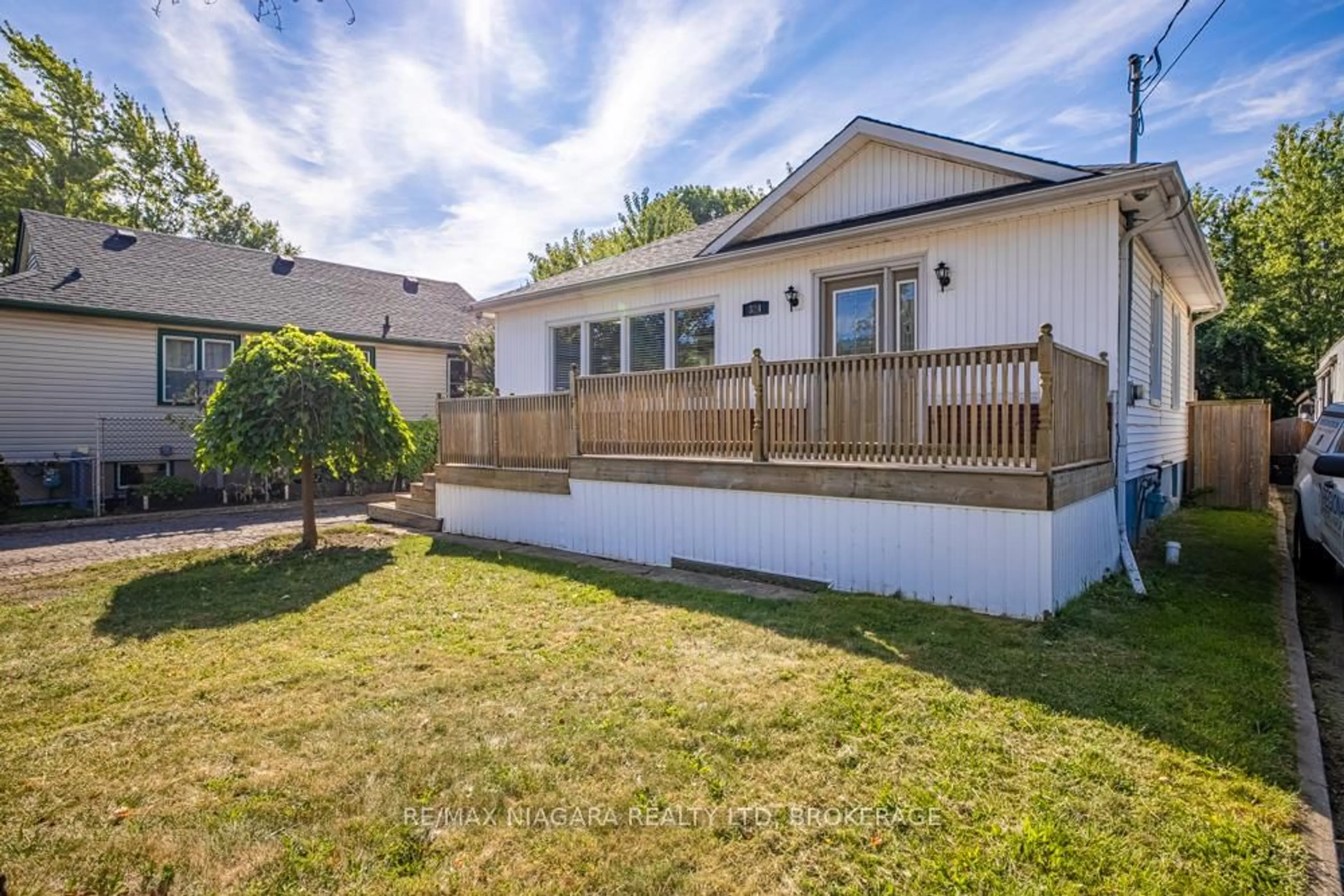 Patio, unknown for 324 Linwell Rd, St. Catharines Ontario L2N 1T4