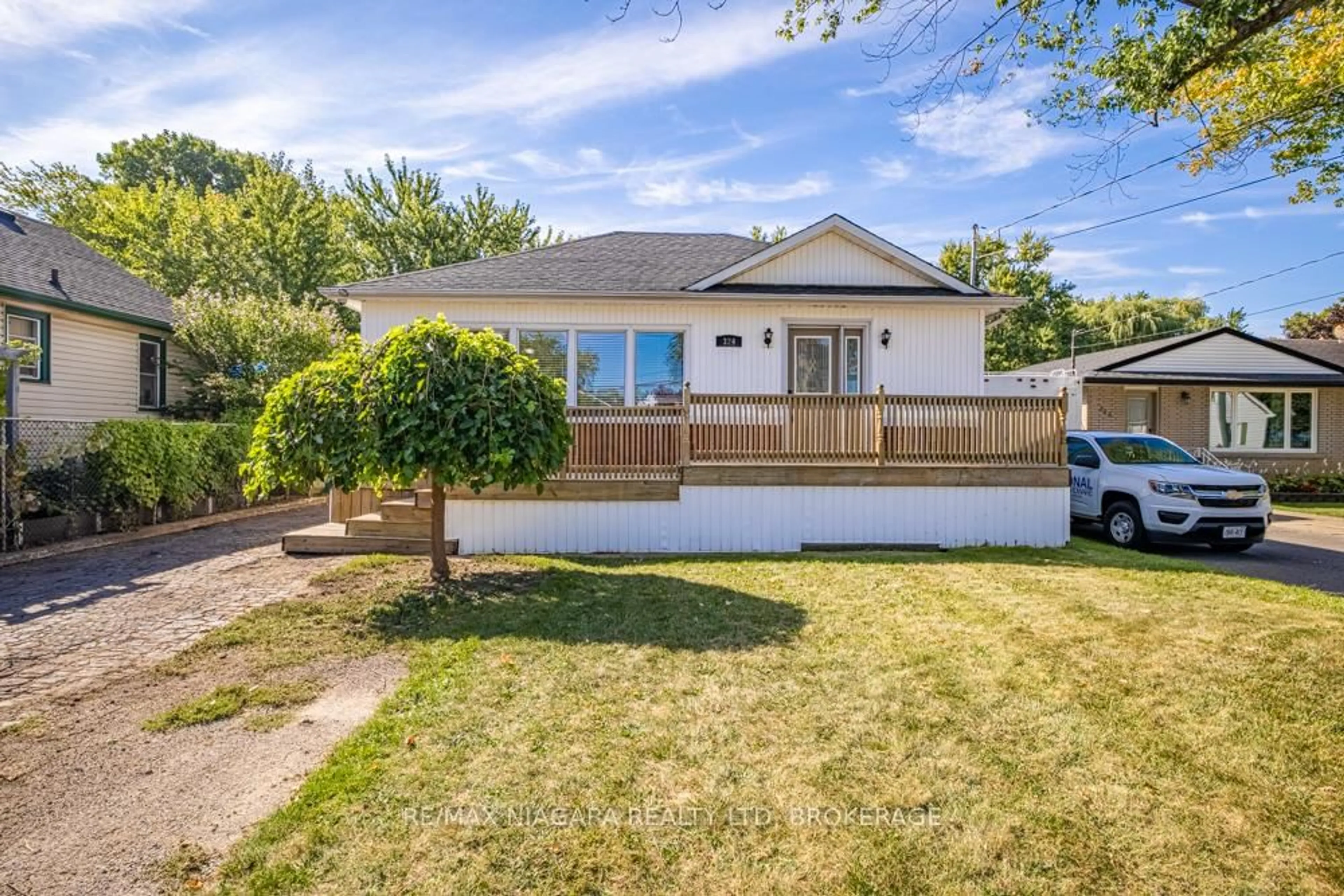 Home with vinyl exterior material, street for 324 Linwell Rd, St. Catharines Ontario L2N 1T4