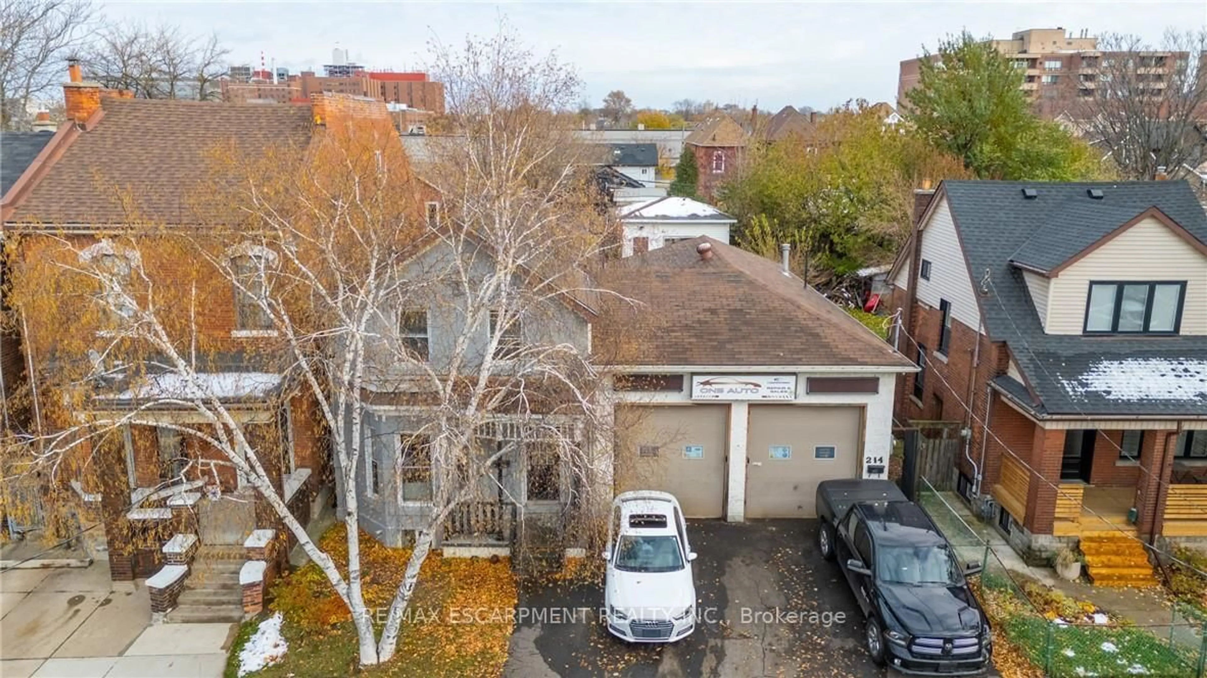 A pic from outside/outdoor area/front of a property/back of a property/a pic from drone, city buildings view from balcony for 246 Mary St, Hamilton Ontario L8L 4W1