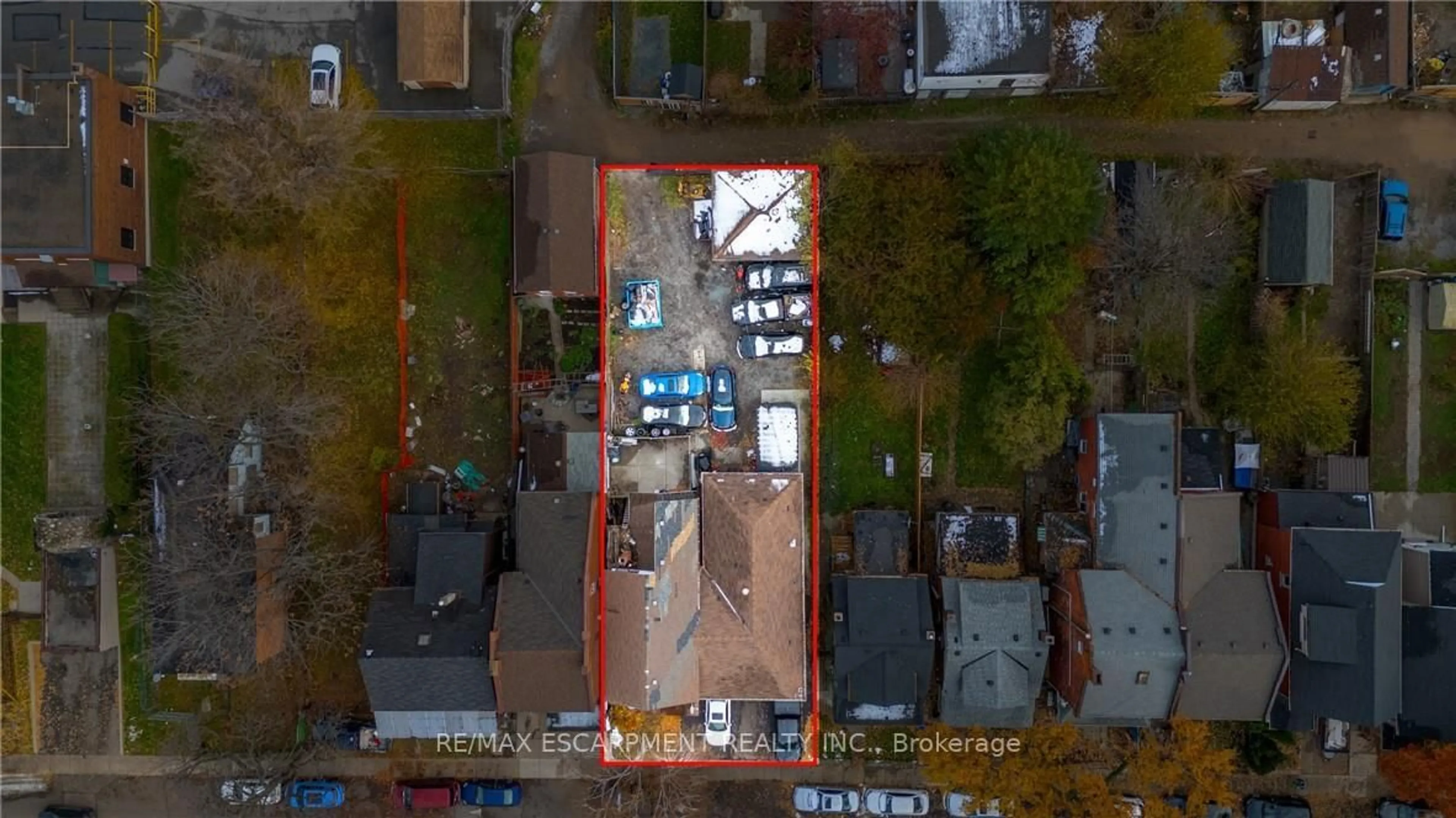 A pic from outside/outdoor area/front of a property/back of a property/a pic from drone, street for 246 Mary St, Hamilton Ontario L8L 4W1