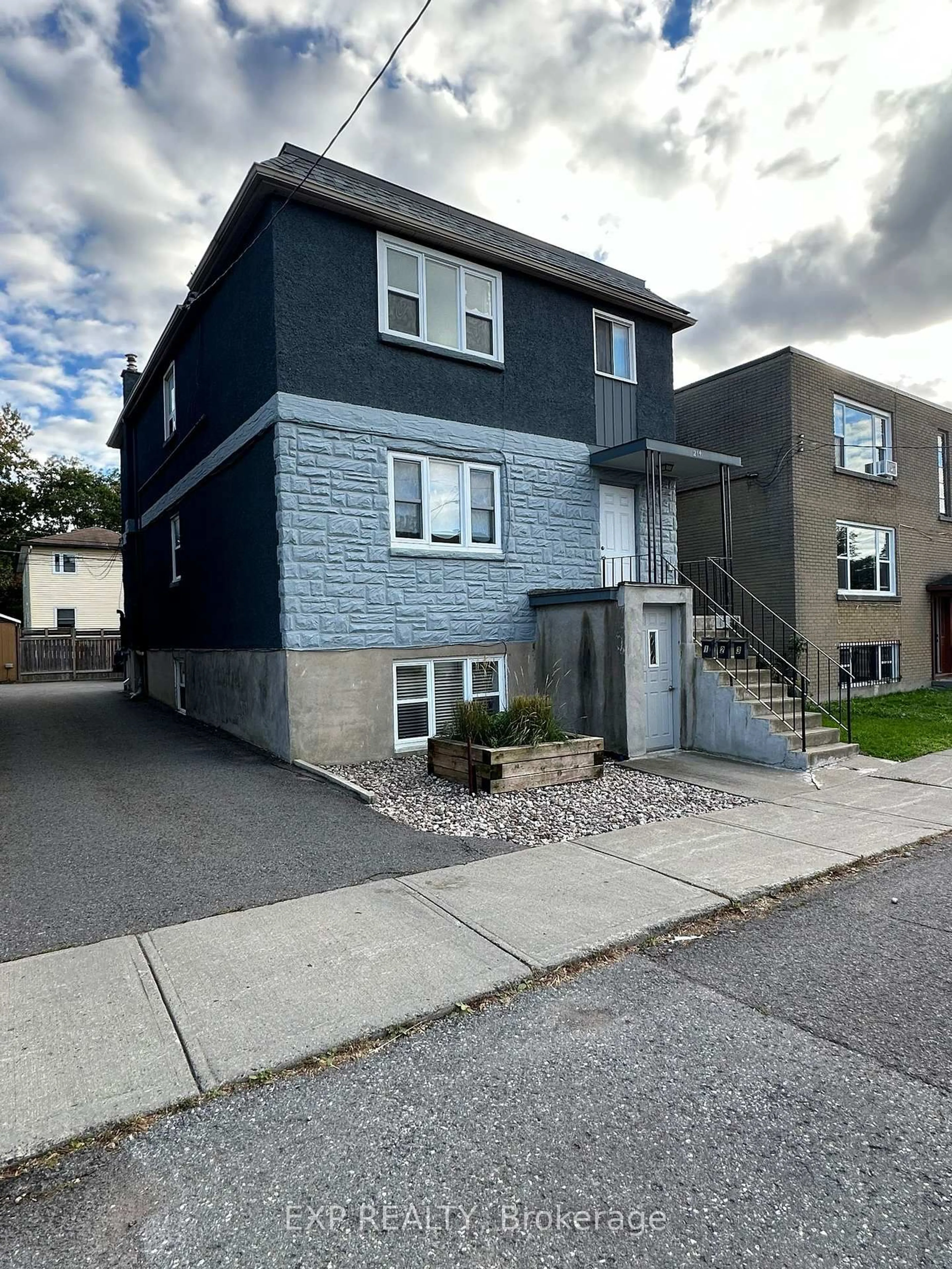 Unknown for 214 CARILLON St, Ottawa Ontario K1L 5X8