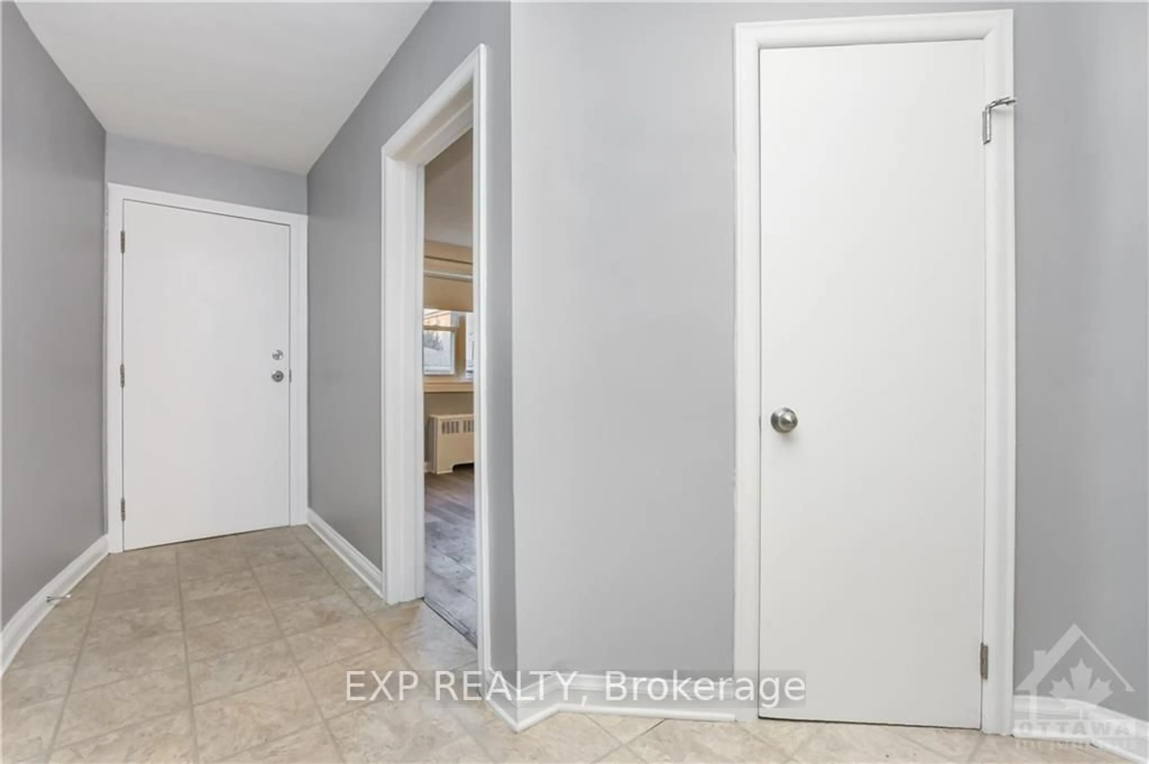 Indoor entryway for 214 CARILLON St, Ottawa Ontario K1L 5X8
