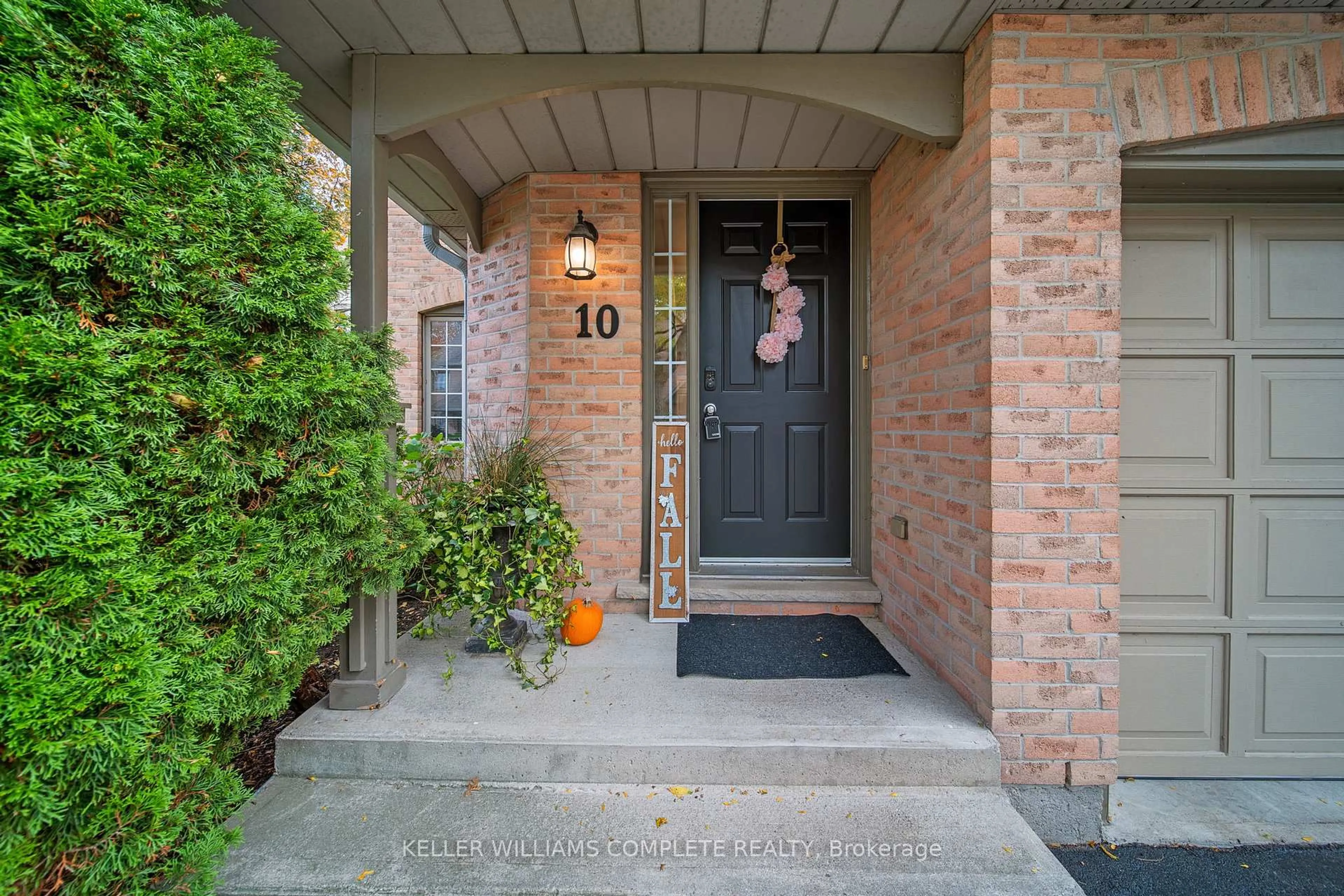 Indoor entryway for 320 Hamilton Dr #10, Hamilton Ontario L9G 4W6