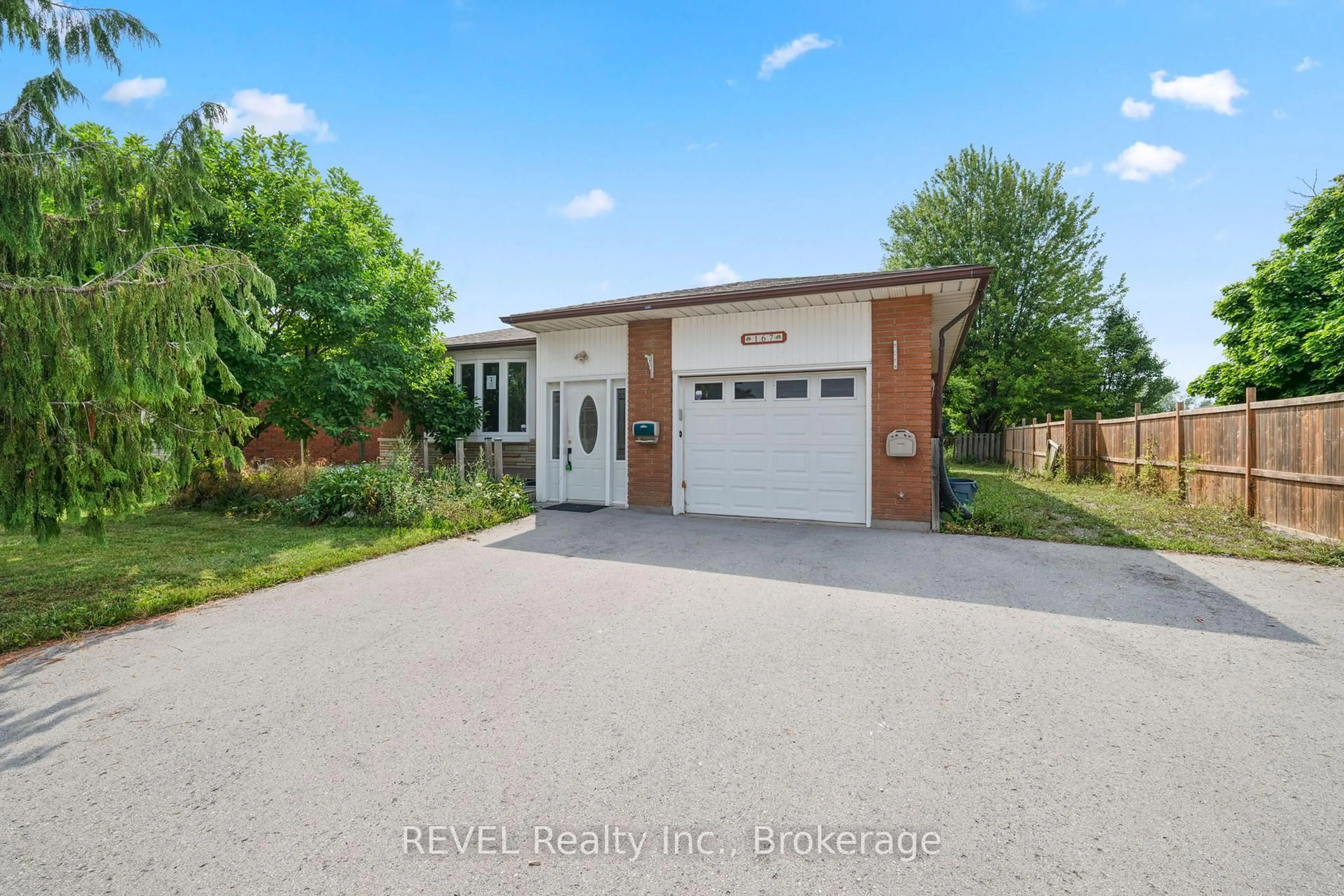 Home with brick exterior material, street for 167 Wellington St, Welland Ontario L3B 3N2