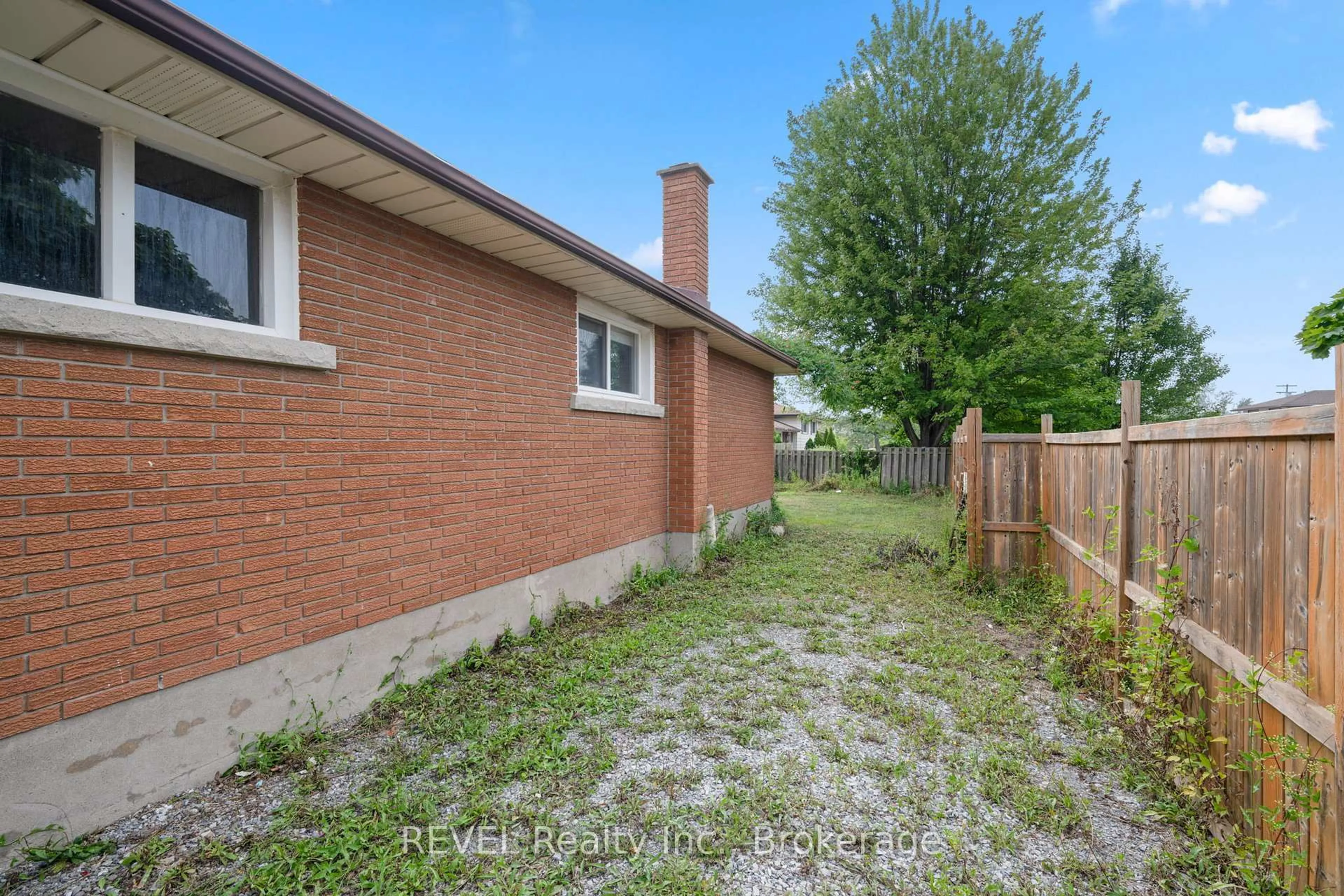 Patio, street for 167 Wellington St, Welland Ontario L3B 3N2