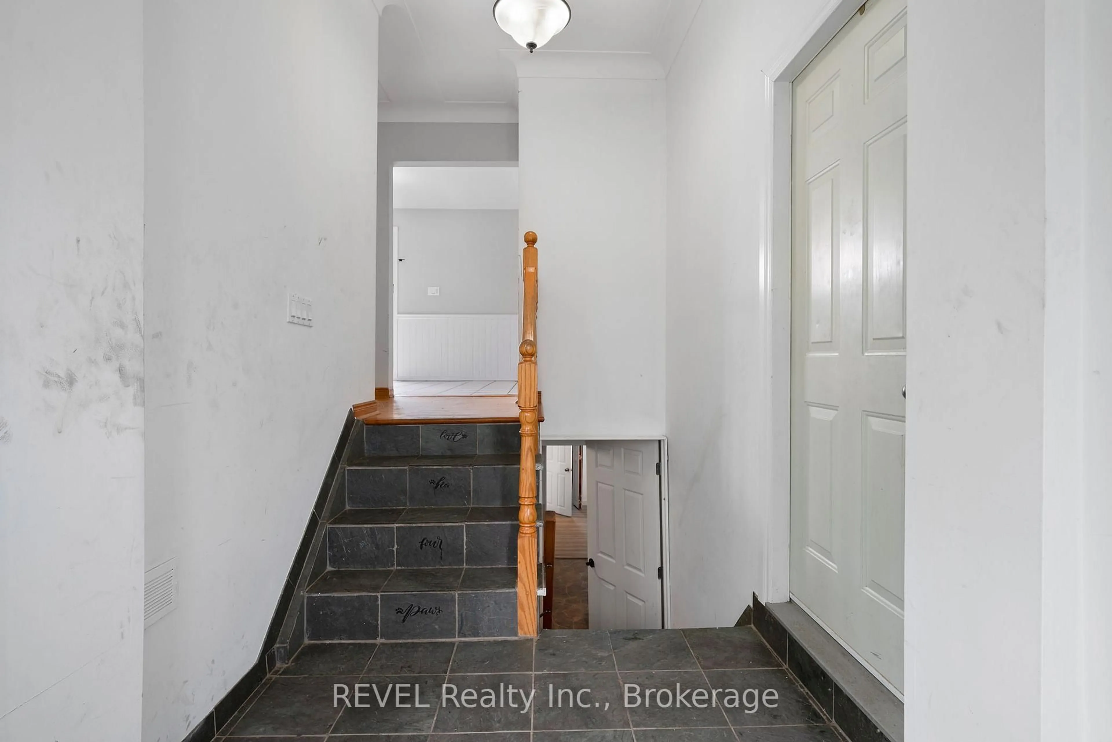 Indoor entryway for 167 Wellington St, Welland Ontario L3B 3N2