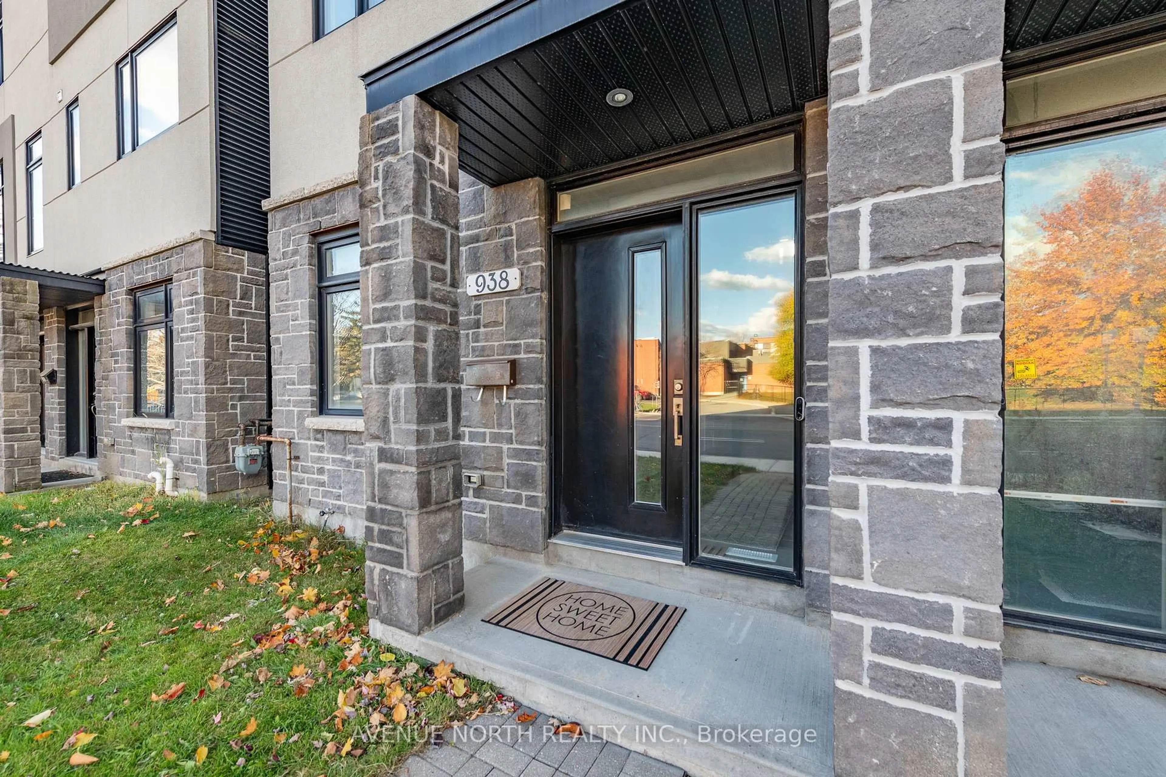 Indoor entryway for 938 Woodroffe Ave, Ottawa Ontario K2A 3R7