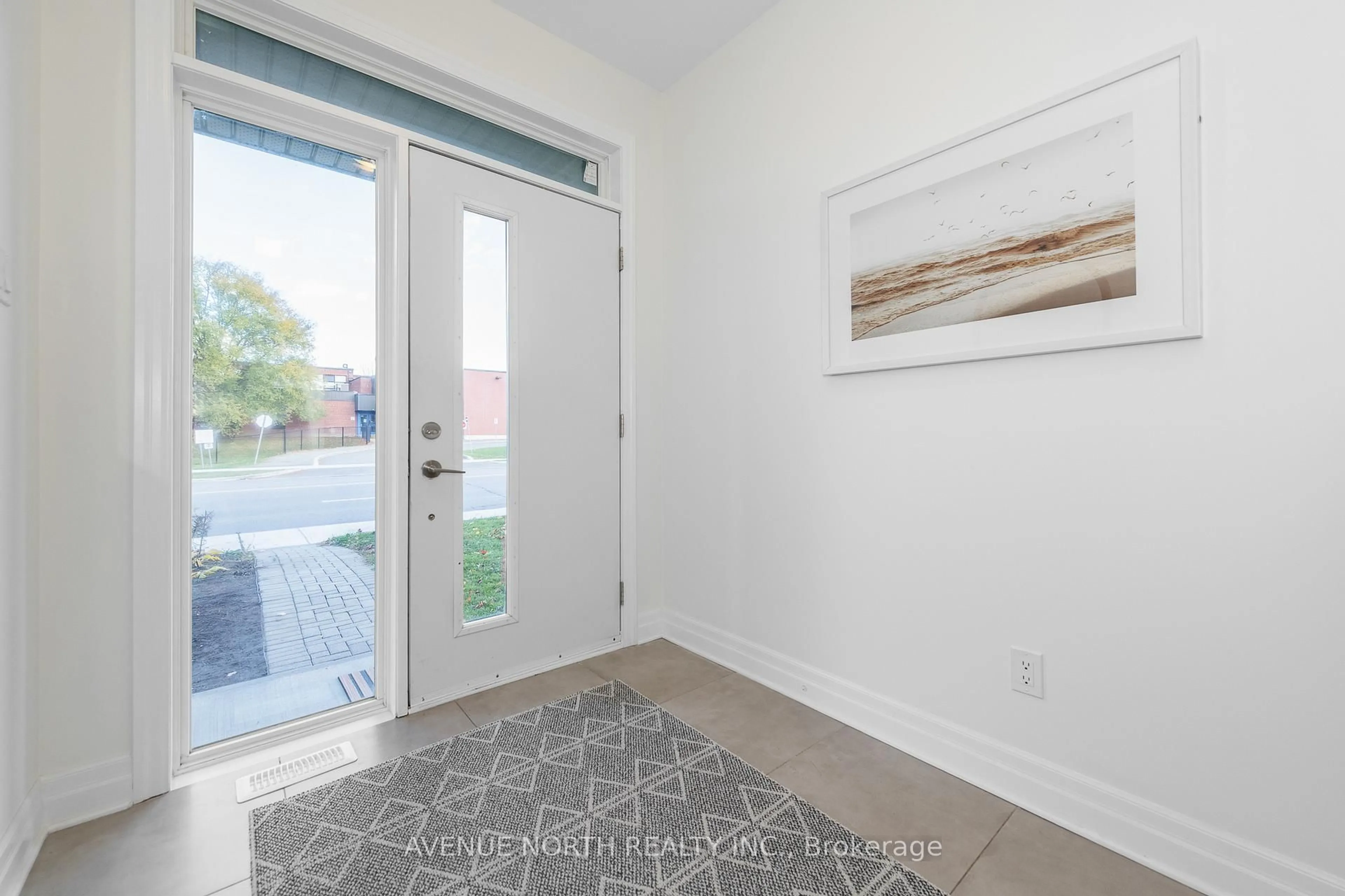 Indoor entryway for 938 Woodroffe Ave, Ottawa Ontario K2A 3R7