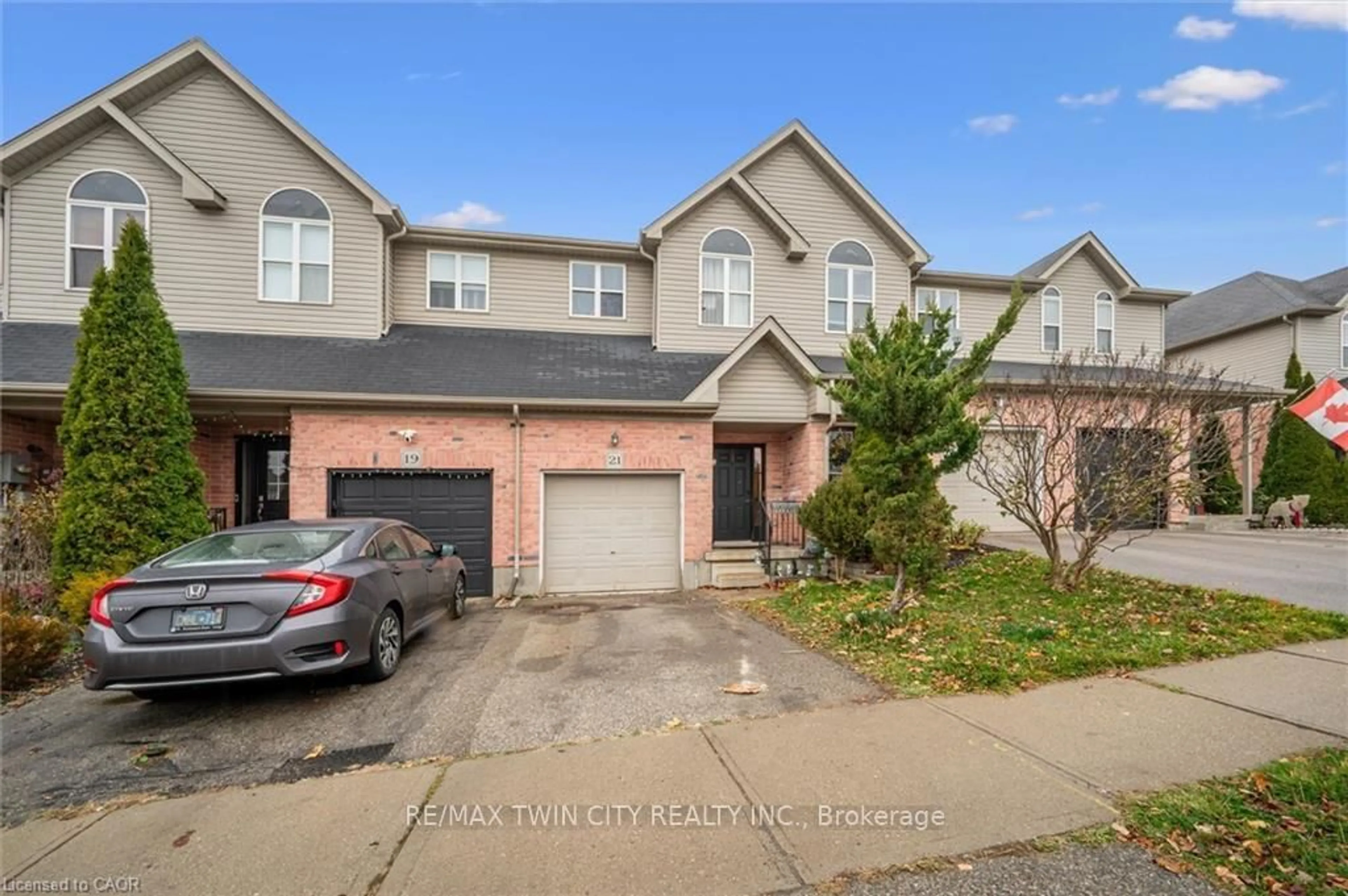 A pic from outside/outdoor area/front of a property/back of a property/a pic from drone, street for 21 Brookfield Cres, Kitchener Ontario N2E 0A6