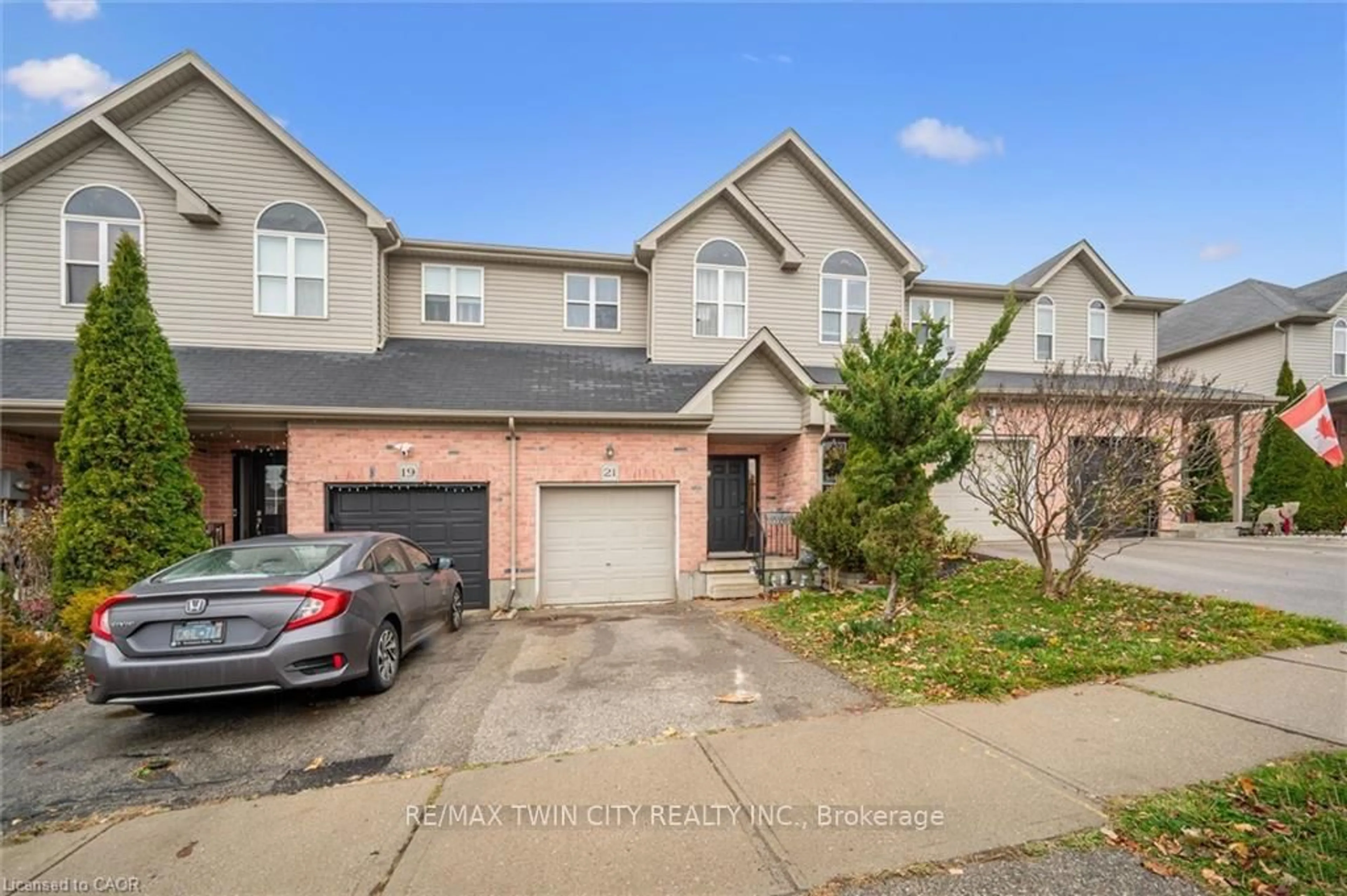 A pic from outside/outdoor area/front of a property/back of a property/a pic from drone, street for 21 Brookfield Cres, Kitchener Ontario N2E 0A6