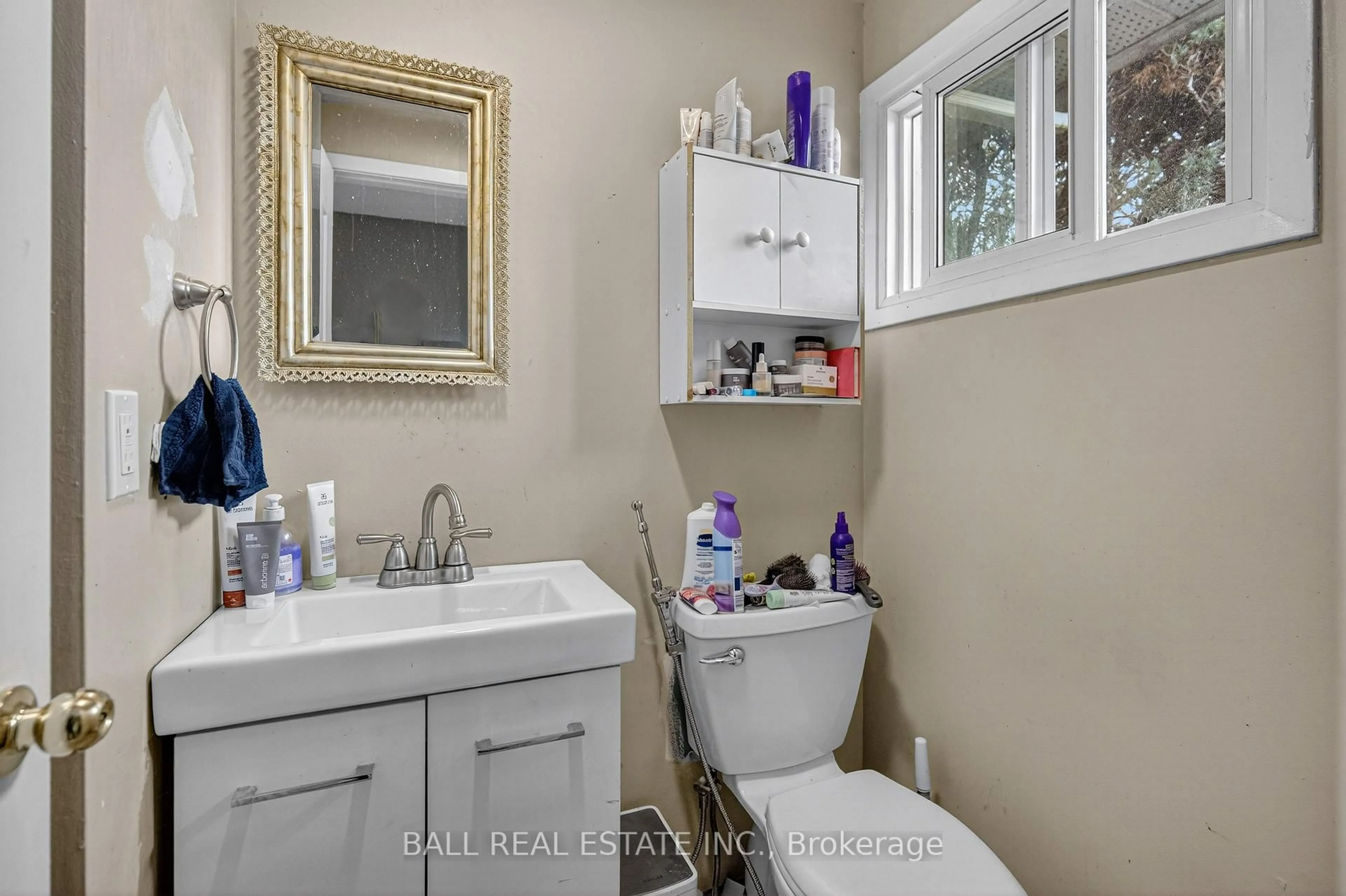 Standard bathroom, ceramic/tile floor for 2131 Walker Ave, Peterborough Ontario K9L 1T6