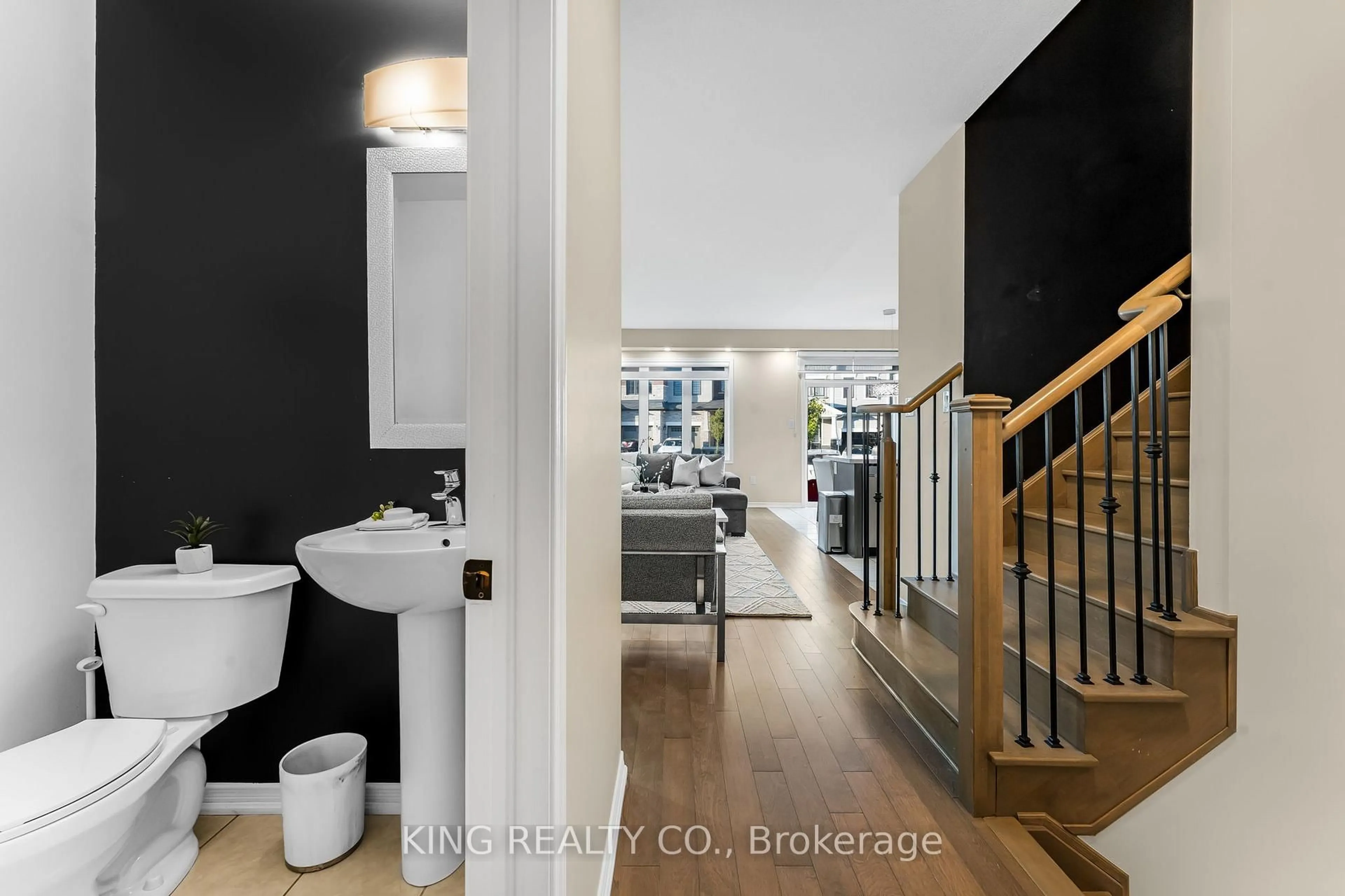 Indoor entryway for 8273 Tulip Tree Dr #30, Niagara Falls Ontario L2H 3S8