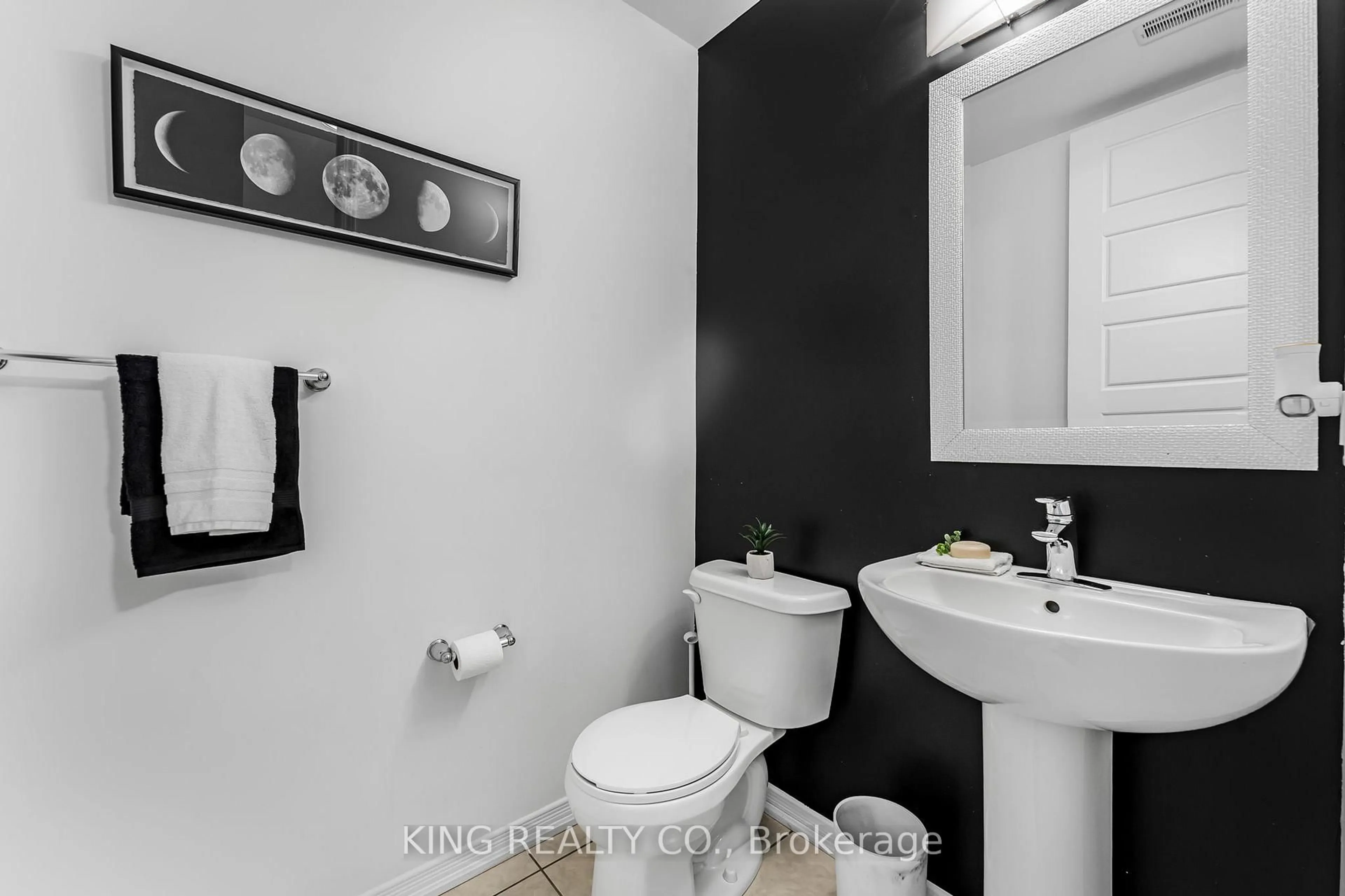 Standard bathroom, ceramic/tile floor for 8273 Tulip Tree Dr #30, Niagara Falls Ontario L2H 3S8