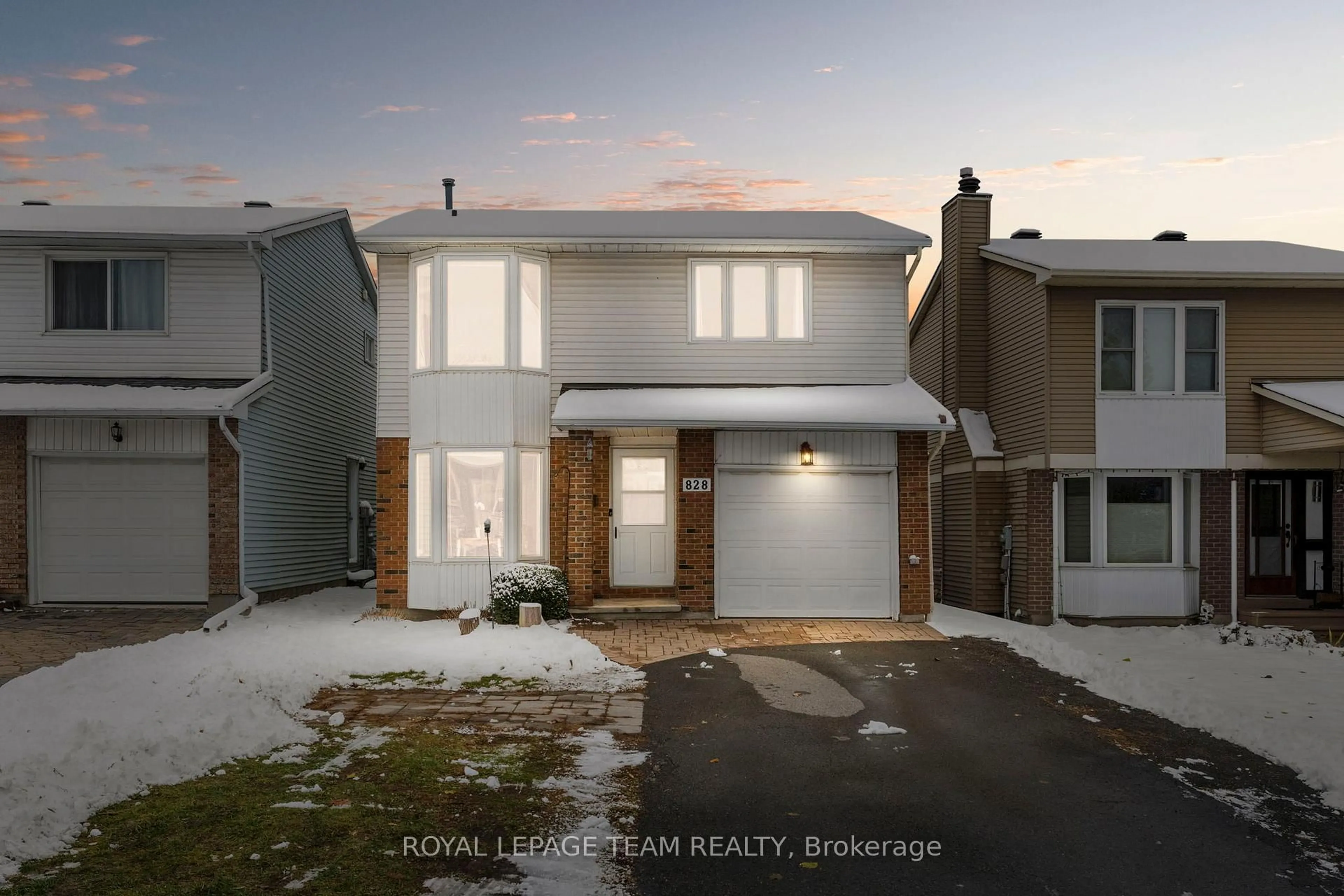 A pic from outside/outdoor area/front of a property/back of a property/a pic from drone, street for 828 Kingfisher Cres, Orleans Ontario K1E 2L4