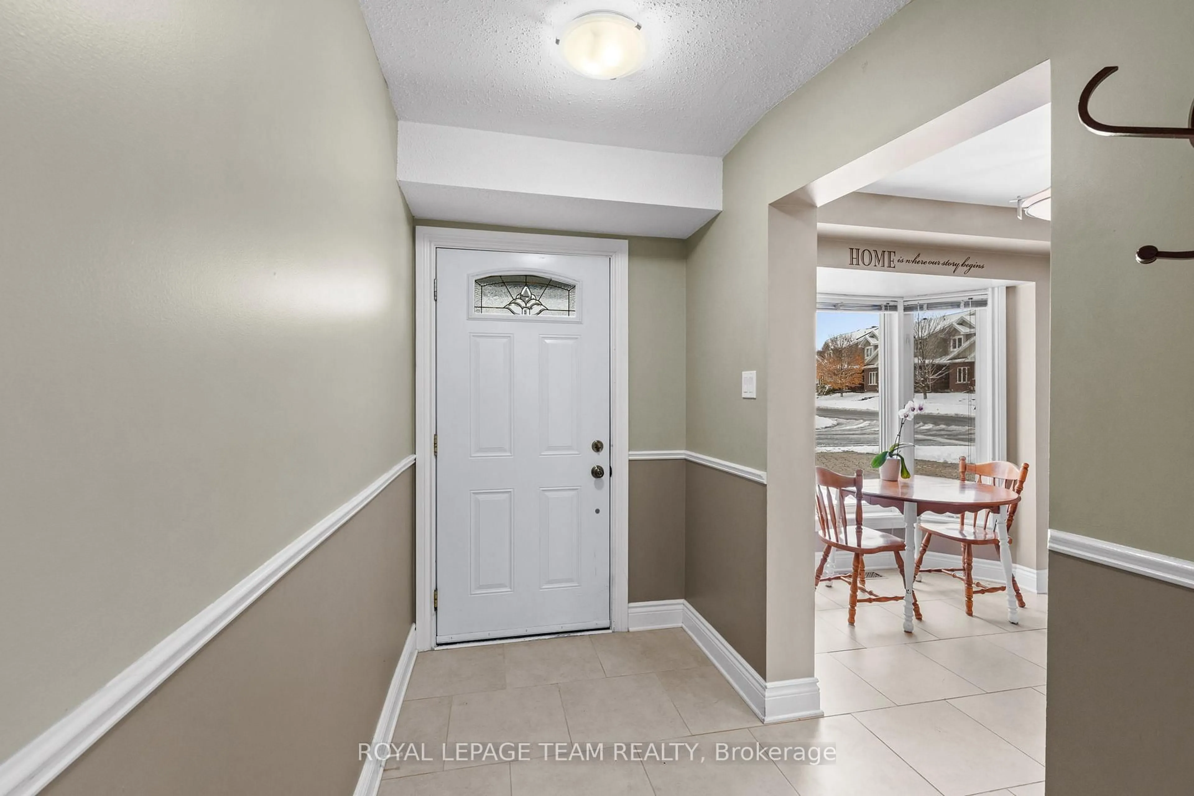 Indoor entryway for 828 Kingfisher Cres, Orleans Ontario K1E 2L4