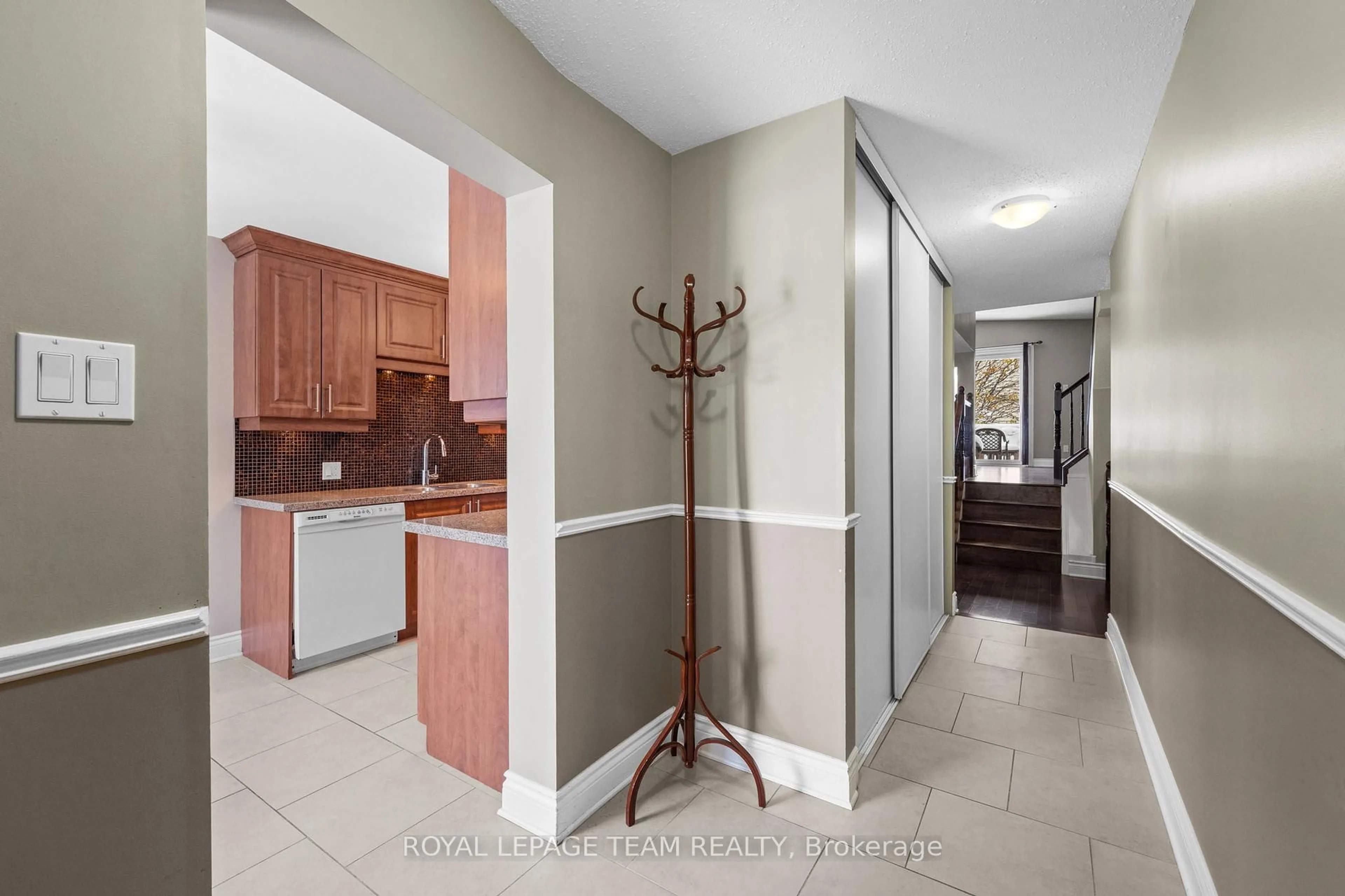 Indoor entryway for 828 Kingfisher Cres, Orleans Ontario K1E 2L4