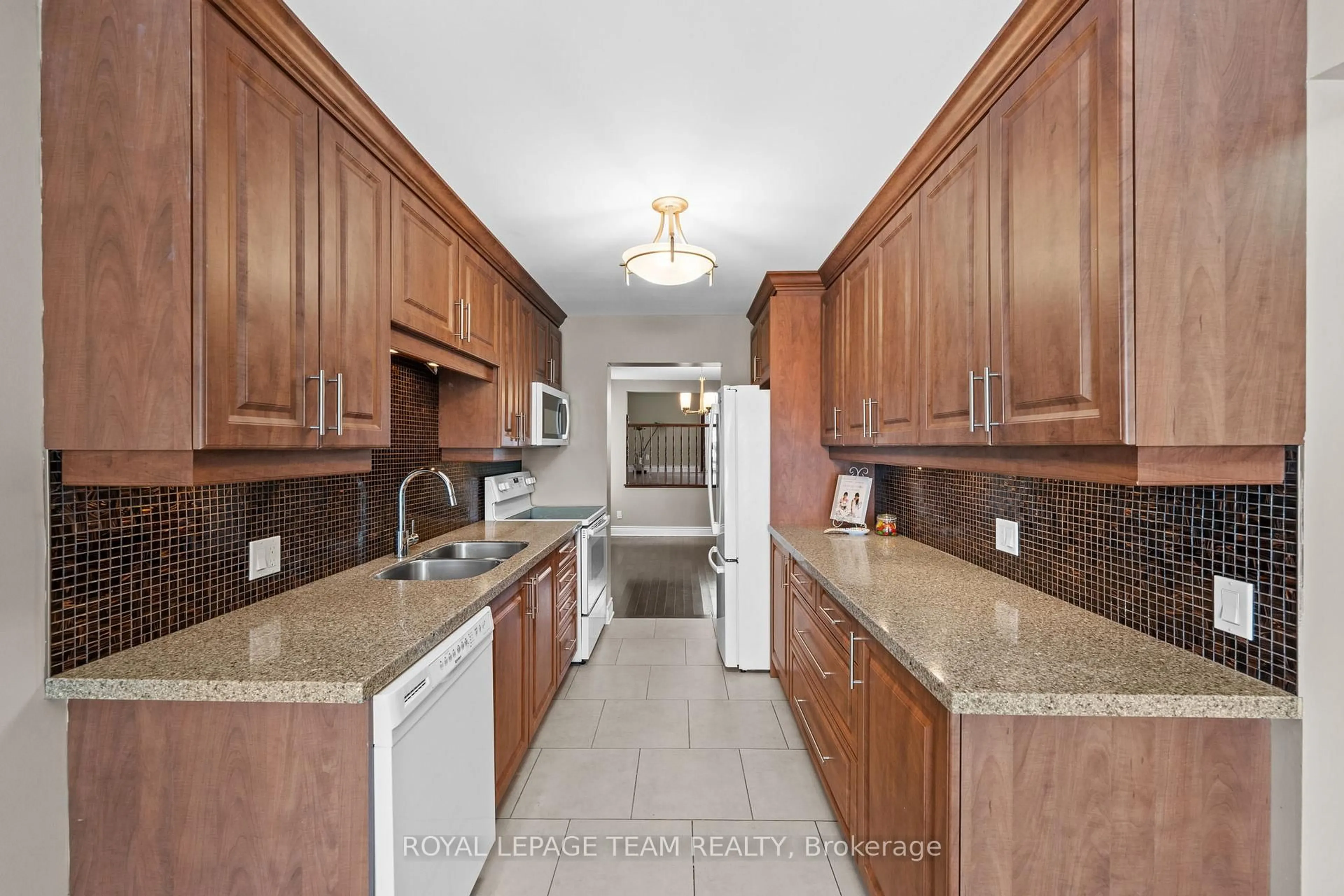 Standard kitchen, ceramic/tile floor for 828 Kingfisher Cres, Orleans Ontario K1E 2L4
