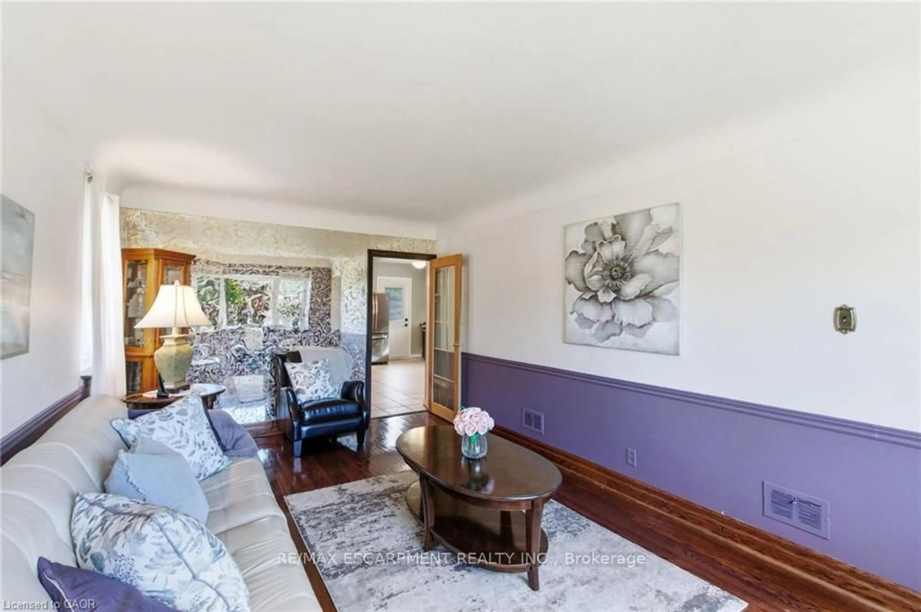 Living room with furniture, wood/laminate floor for 91 East 42nd St, Hamilton Ontario L8T 3A2