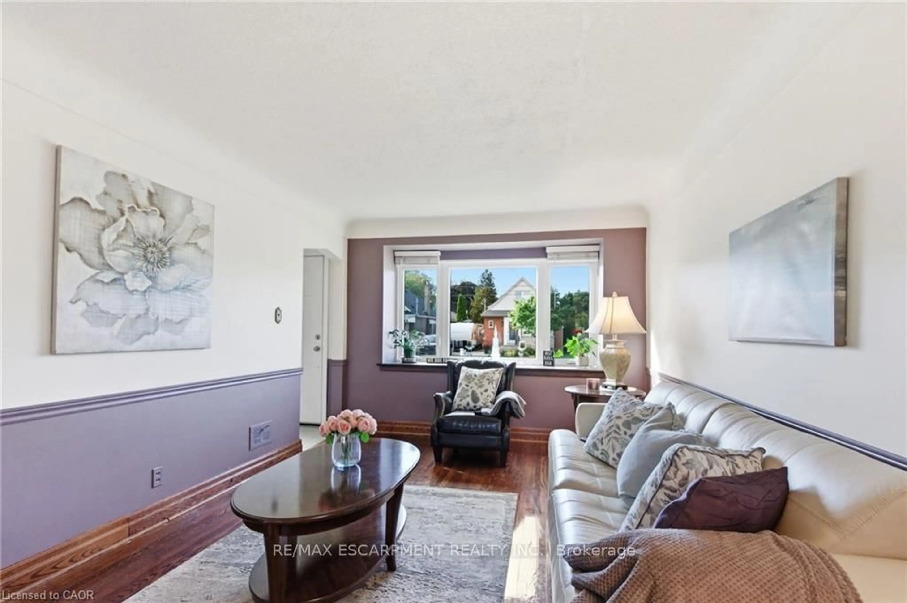 Living room with furniture, unknown for 91 East 42nd St, Hamilton Ontario L8T 3A2