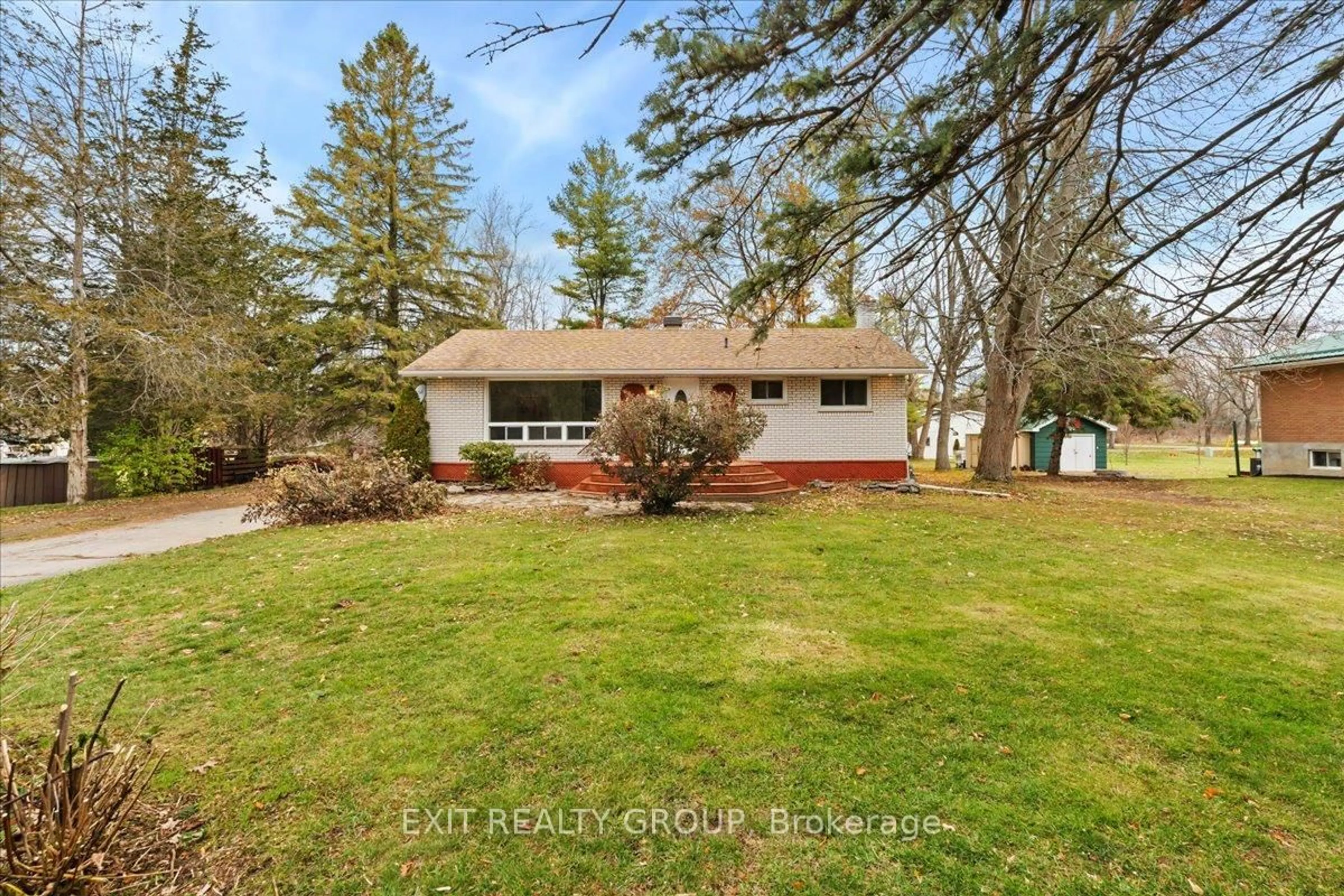 A pic from outside/outdoor area/front of a property/back of a property/a pic from drone, unknown for 40 Hartsmere Rd, Ingleside Ontario K8V 5P4