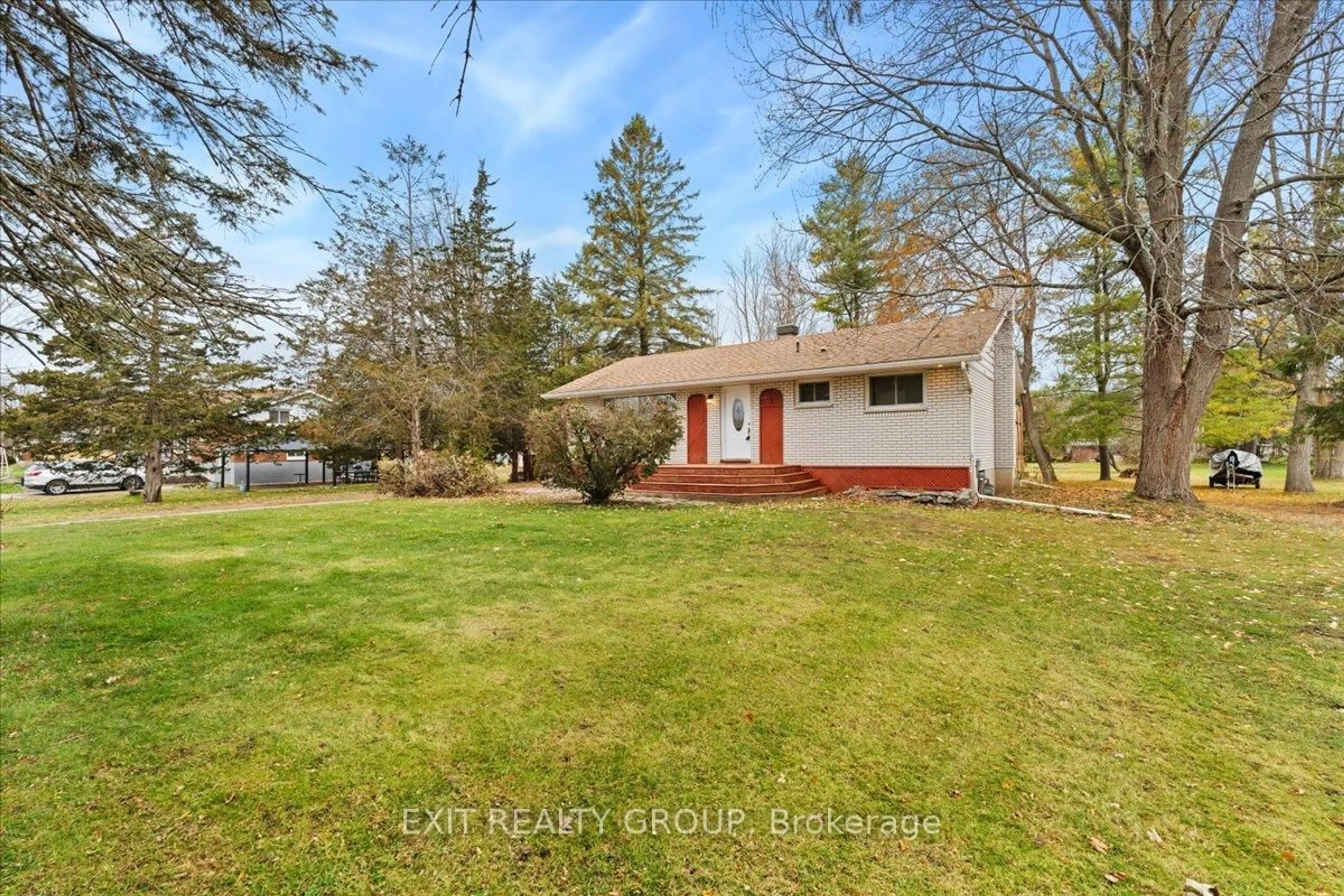 A pic from outside/outdoor area/front of a property/back of a property/a pic from drone, unknown for 40 Hartsmere Rd, Ingleside Ontario K8V 5P4