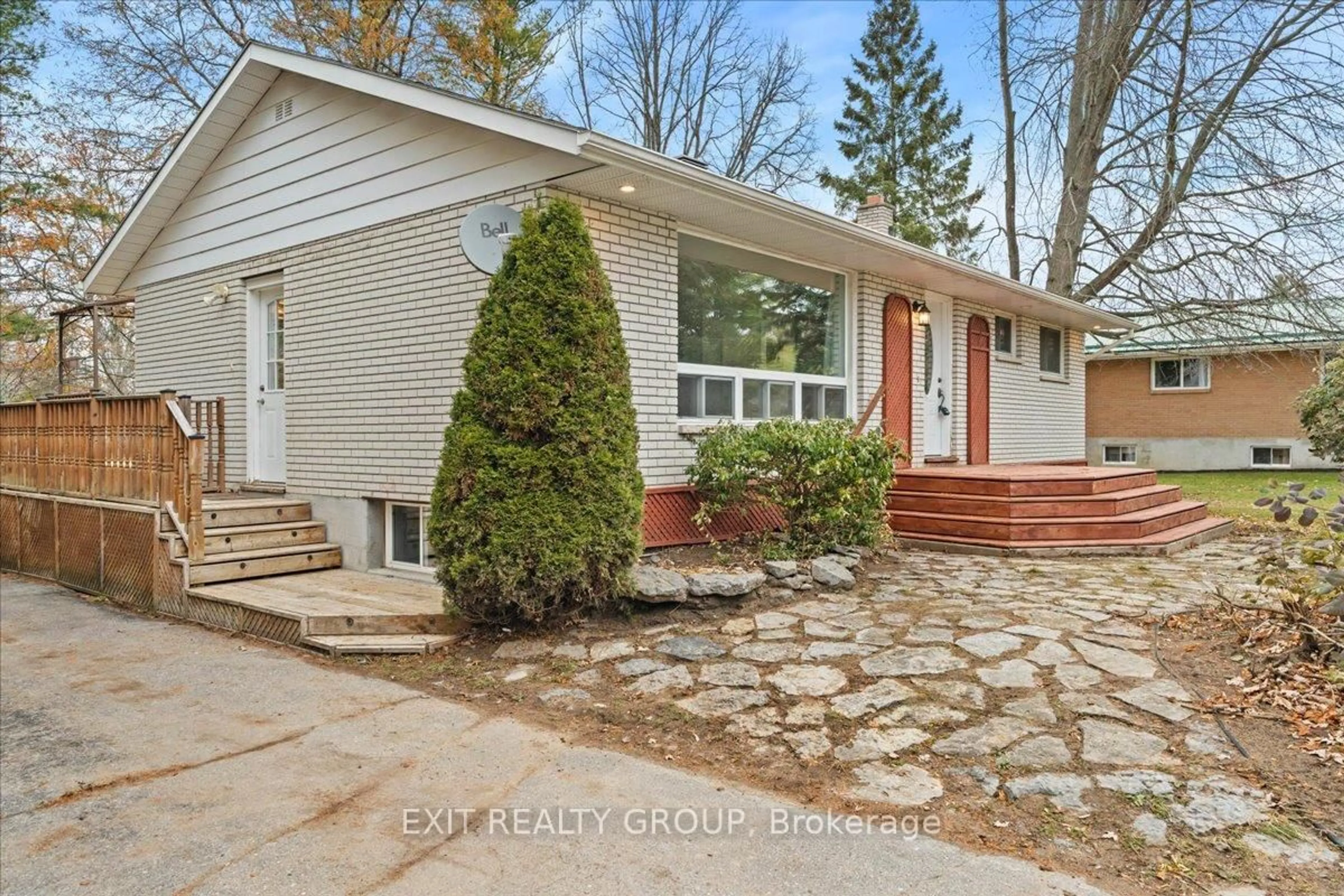 Home with vinyl exterior material, street for 40 Hartsmere Rd, Ingleside Ontario K8V 5P4