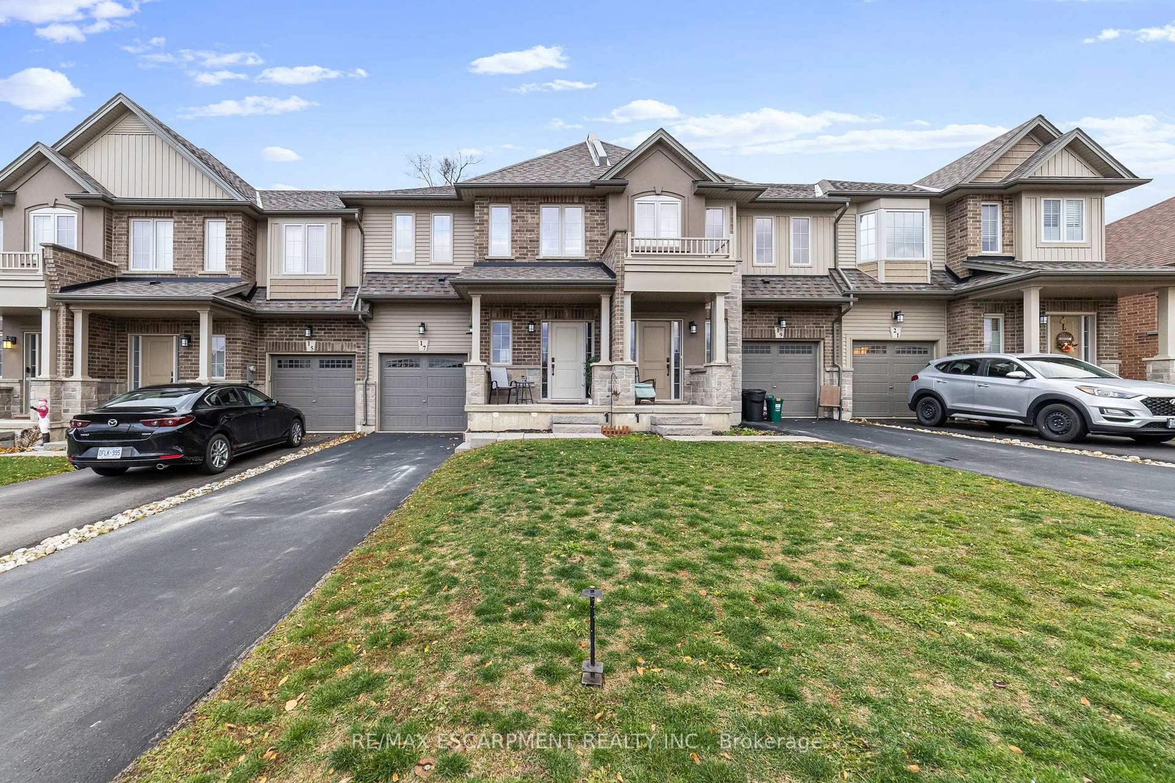 A pic from outside/outdoor area/front of a property/back of a property/a pic from drone, street for 17 Dennis Dr, West Lincoln Ontario L0R 2A0