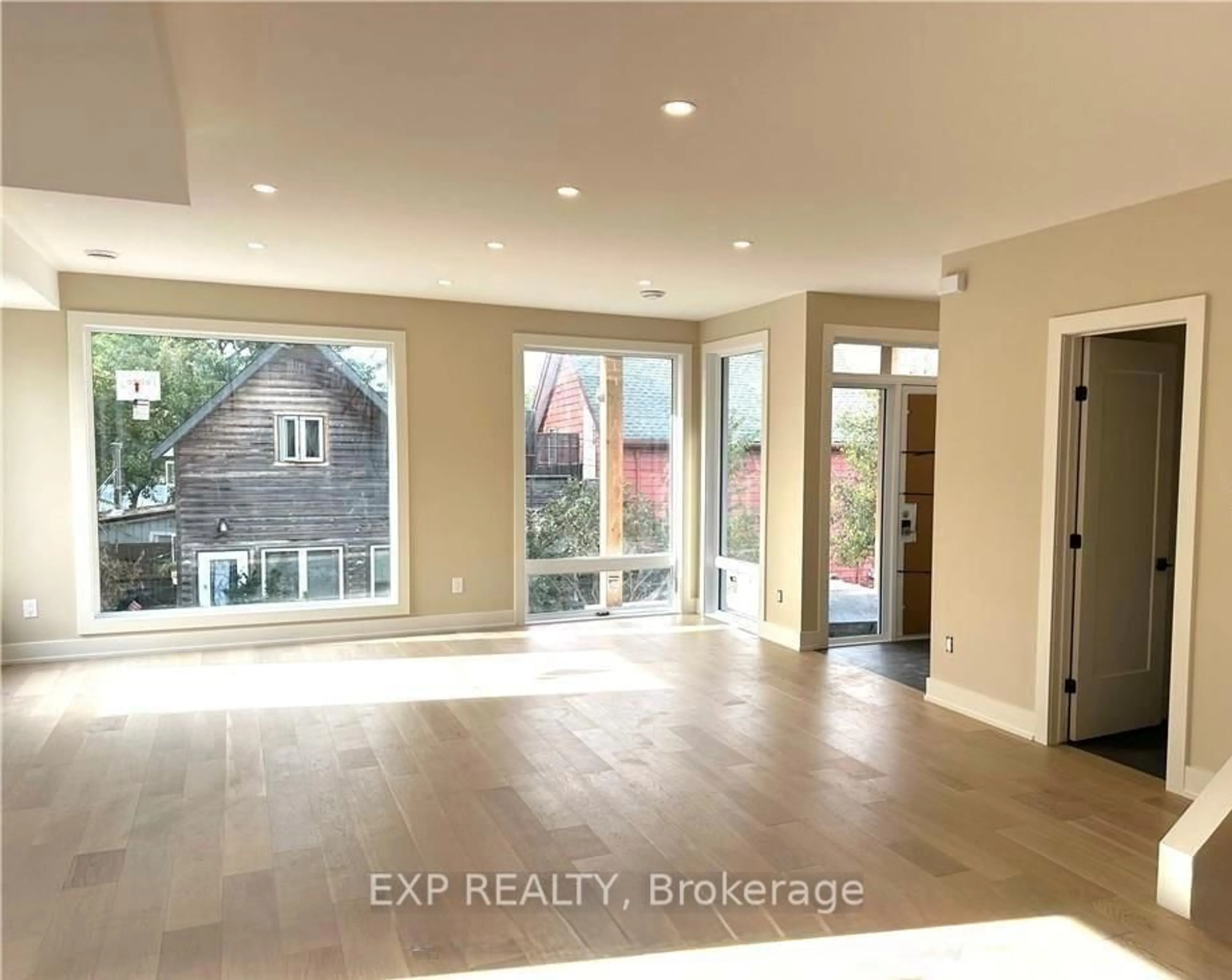 Indoor entryway for 27 O'meara St #A & B, Ottawa Ontario K1Y 2S8