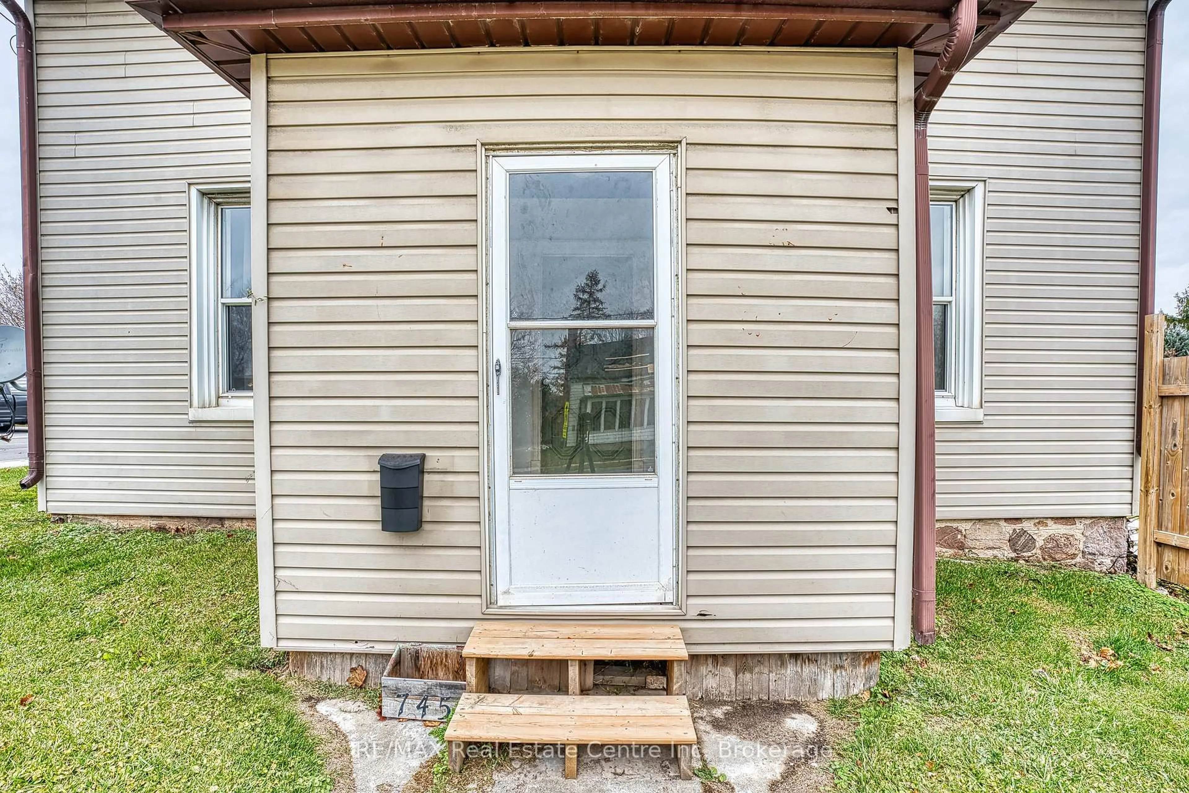 Indoor entryway for 745 Main St, North Perth Ontario N4W 1B2