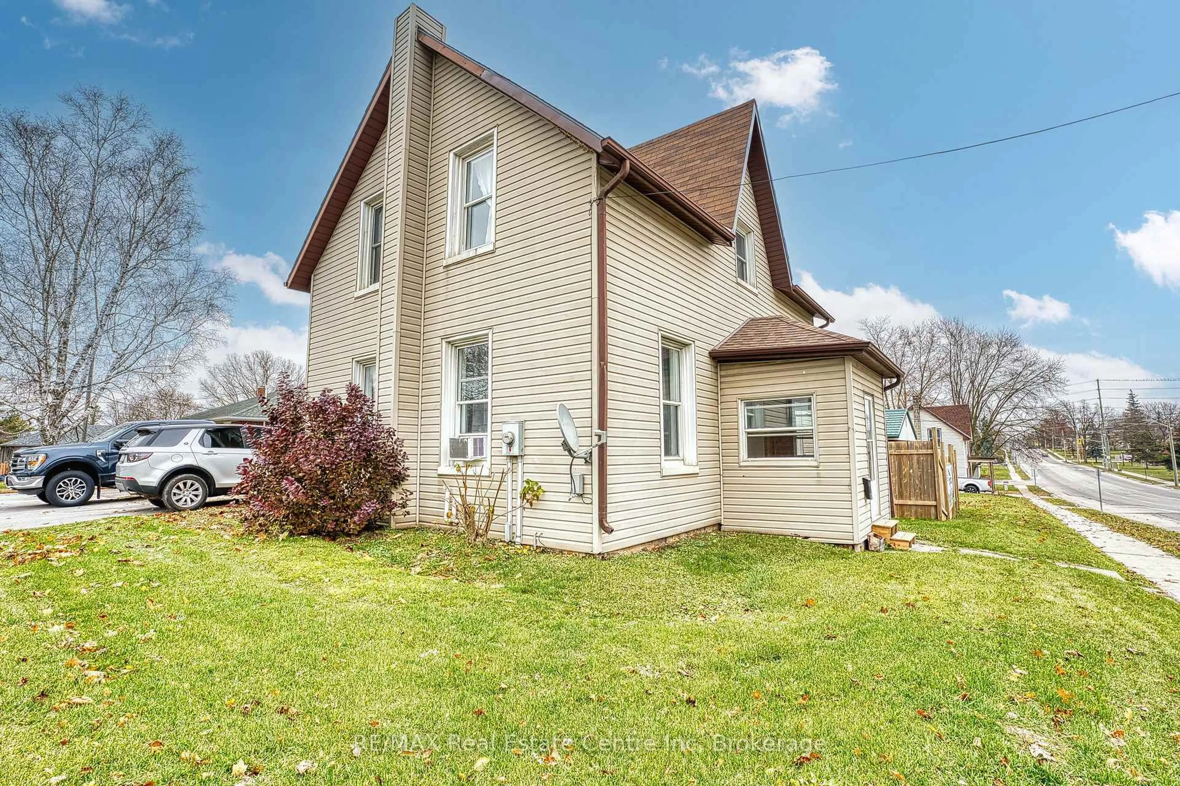 Unknown for 745 Main St, North Perth Ontario N4W 1B2