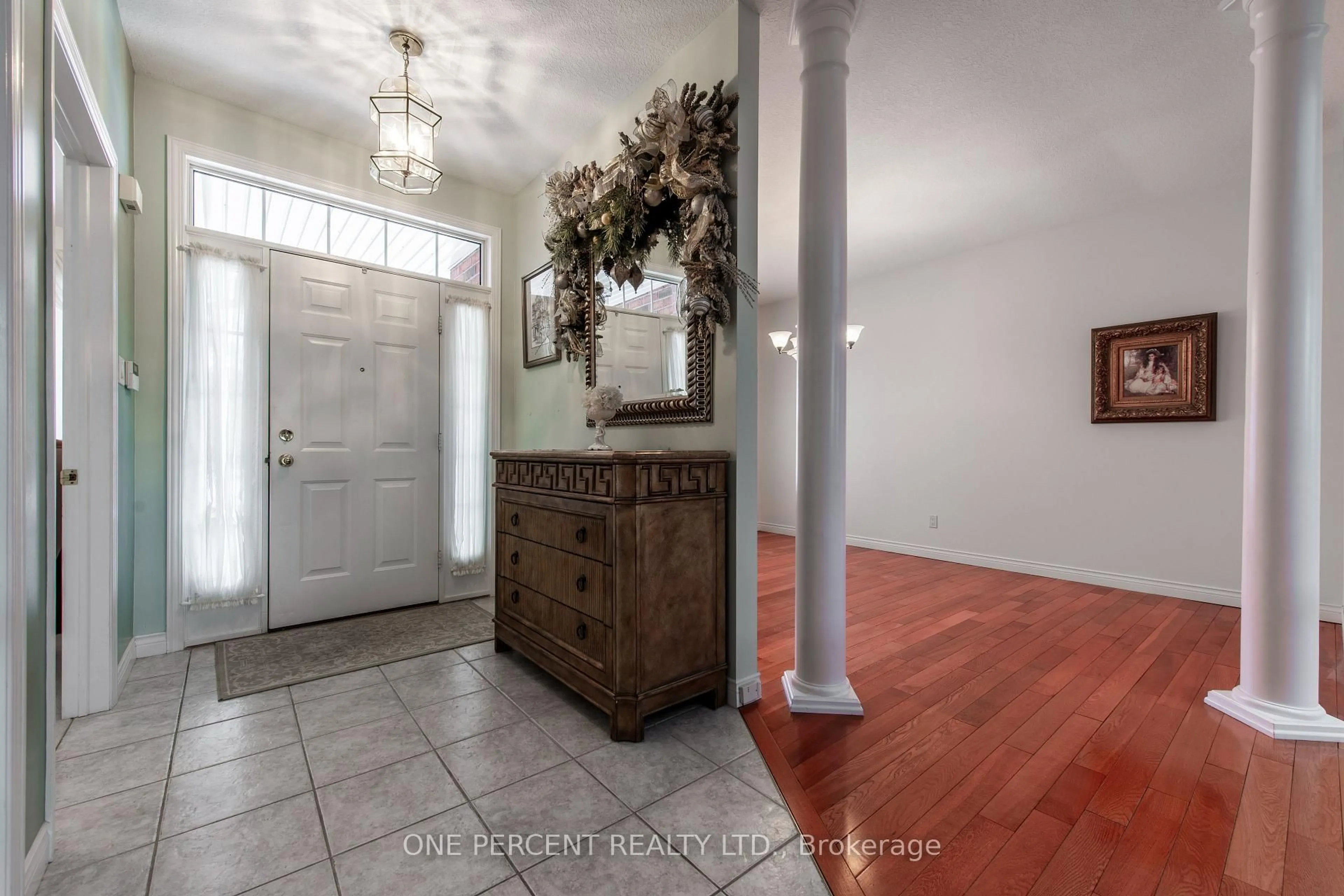 Indoor entryway for 8 Trillium Crt, Guelph Ontario N1G 4P8