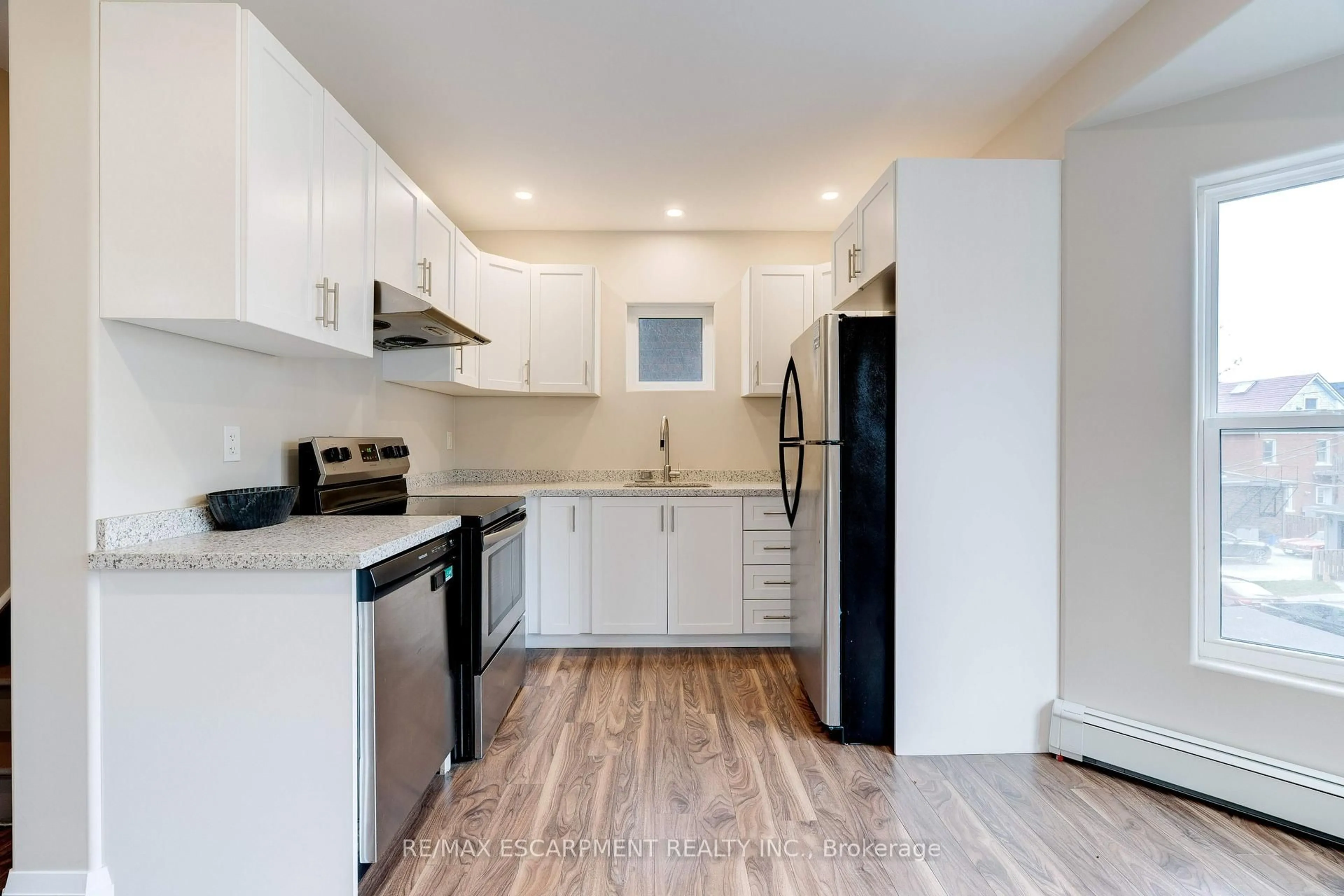 Standard kitchen, wood/laminate floor for 152 Sanford Ave, Hamilton Ontario L8M 2G9