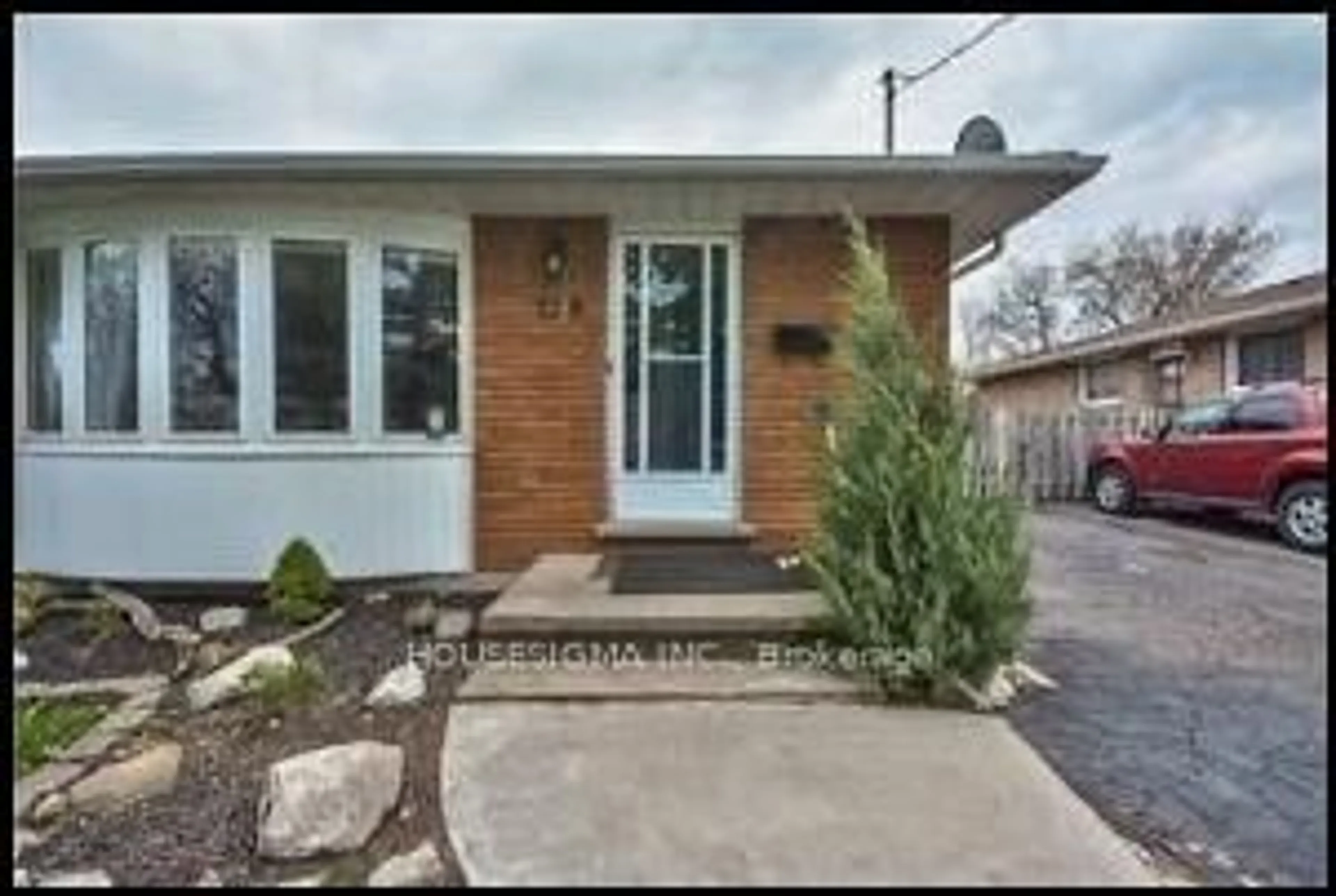 Home with brick exterior material, street for 124 Dorchester Blvd, St. Catharines Ontario L2M 6B9