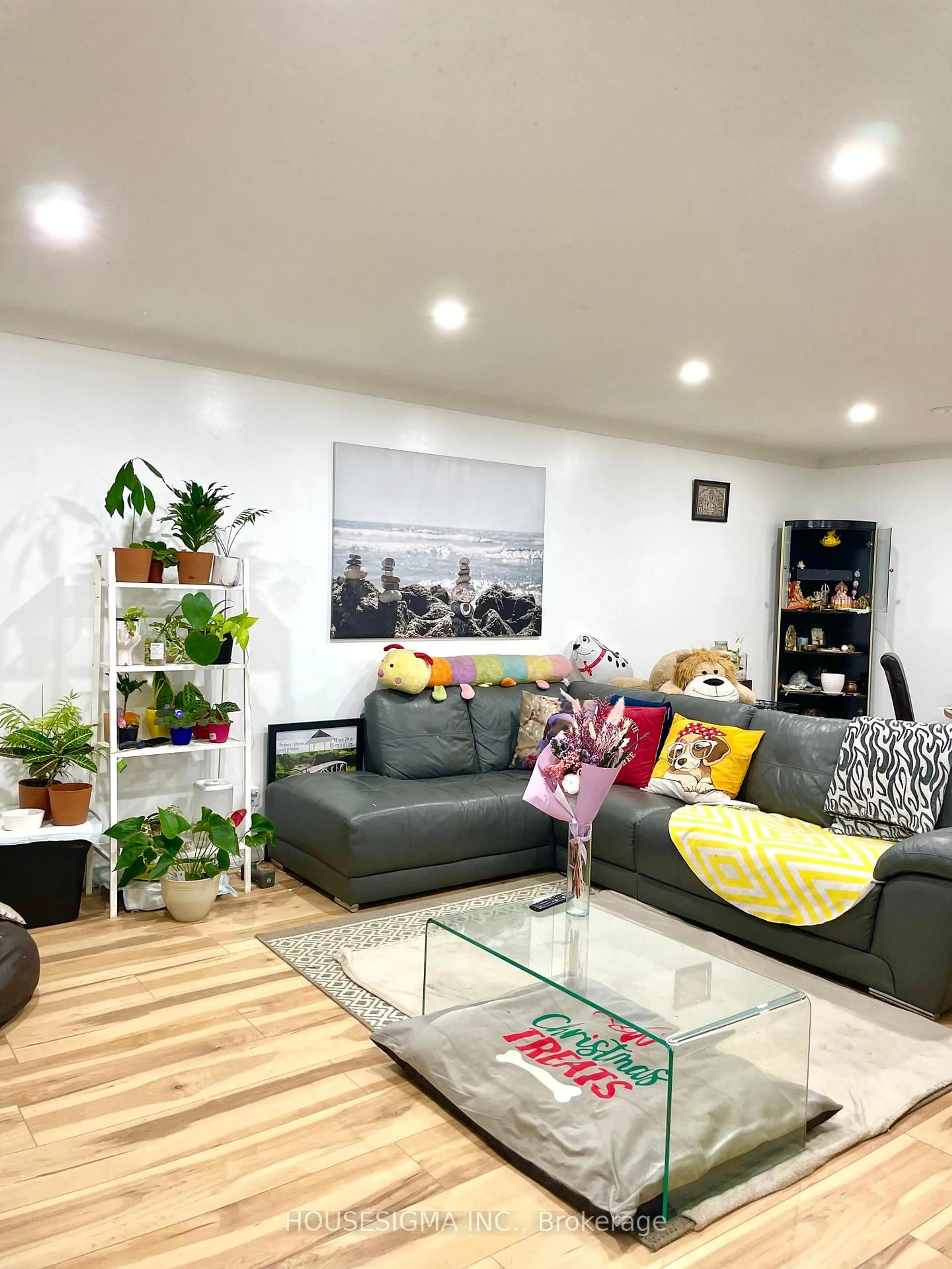 Living room with furniture, unknown for 124 Dorchester Blvd, St. Catharines Ontario L2M 6B9