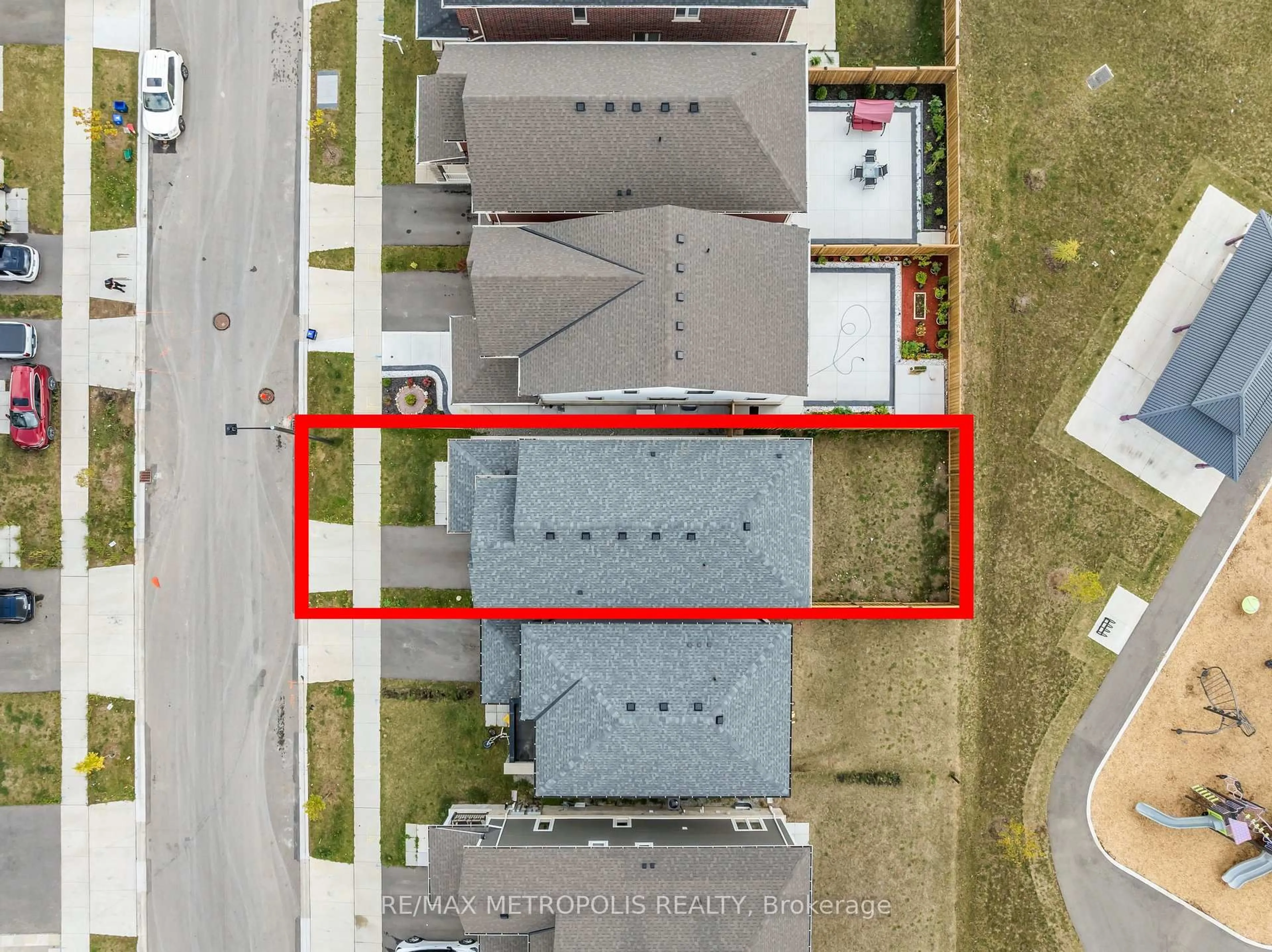 A pic from outside/outdoor area/front of a property/back of a property/a pic from drone, street for 18 Saxony St, Kitchener Ontario N2R 0S3