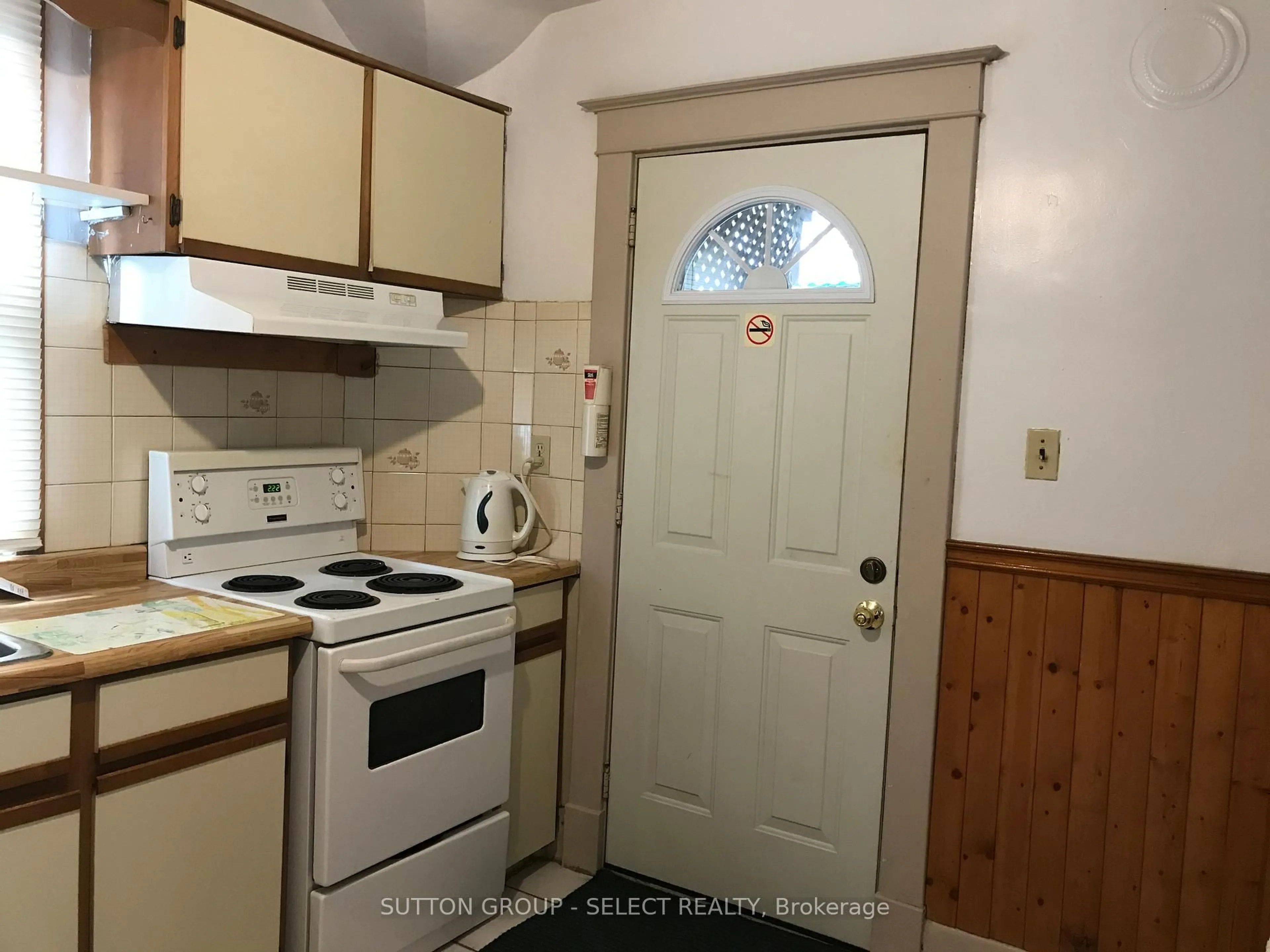 Standard kitchen, unknown for 764 King St, London East Ontario N5W 2X4