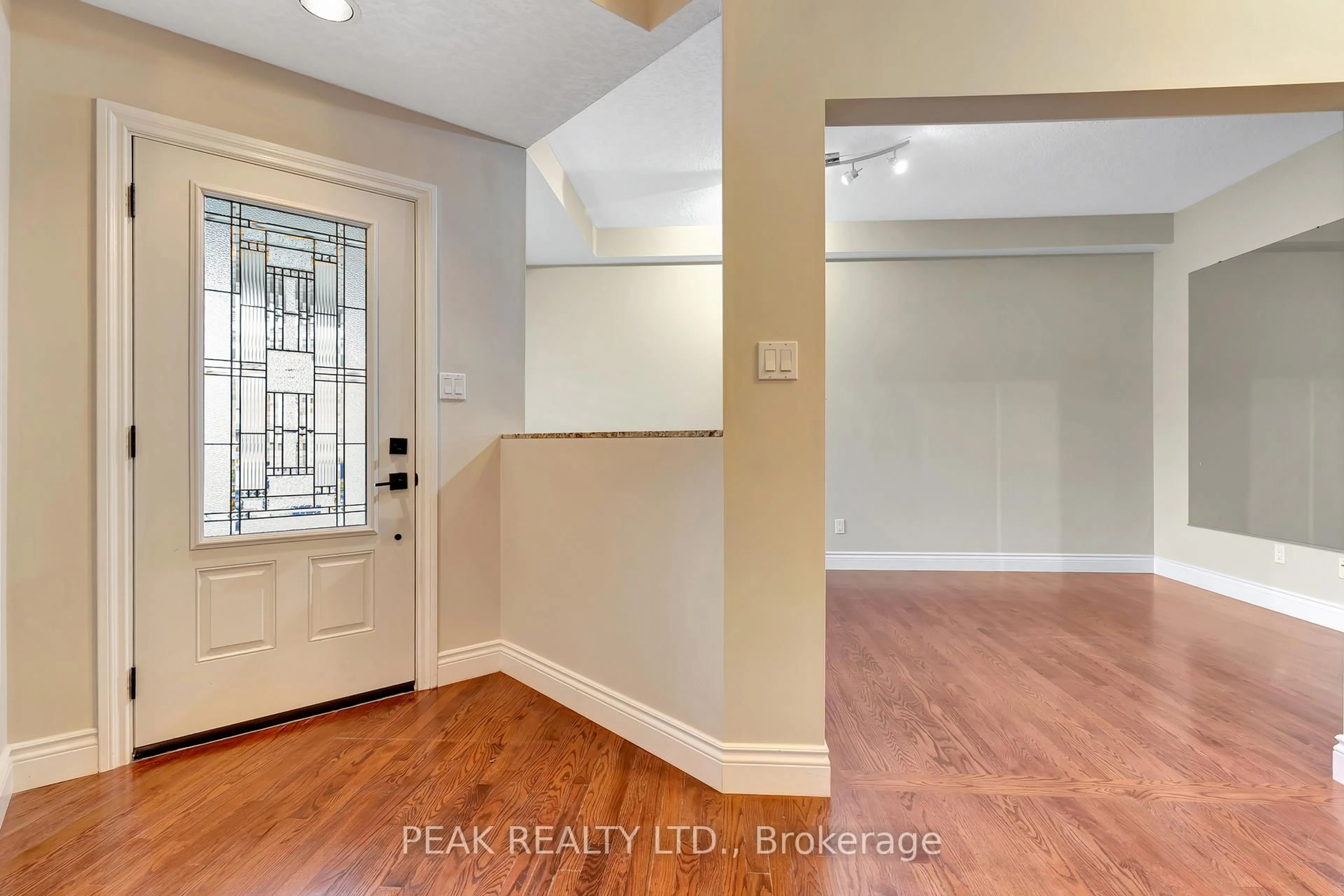 Indoor entryway for 537 Windjammer Way, Waterloo Ontario N2K 3Y5