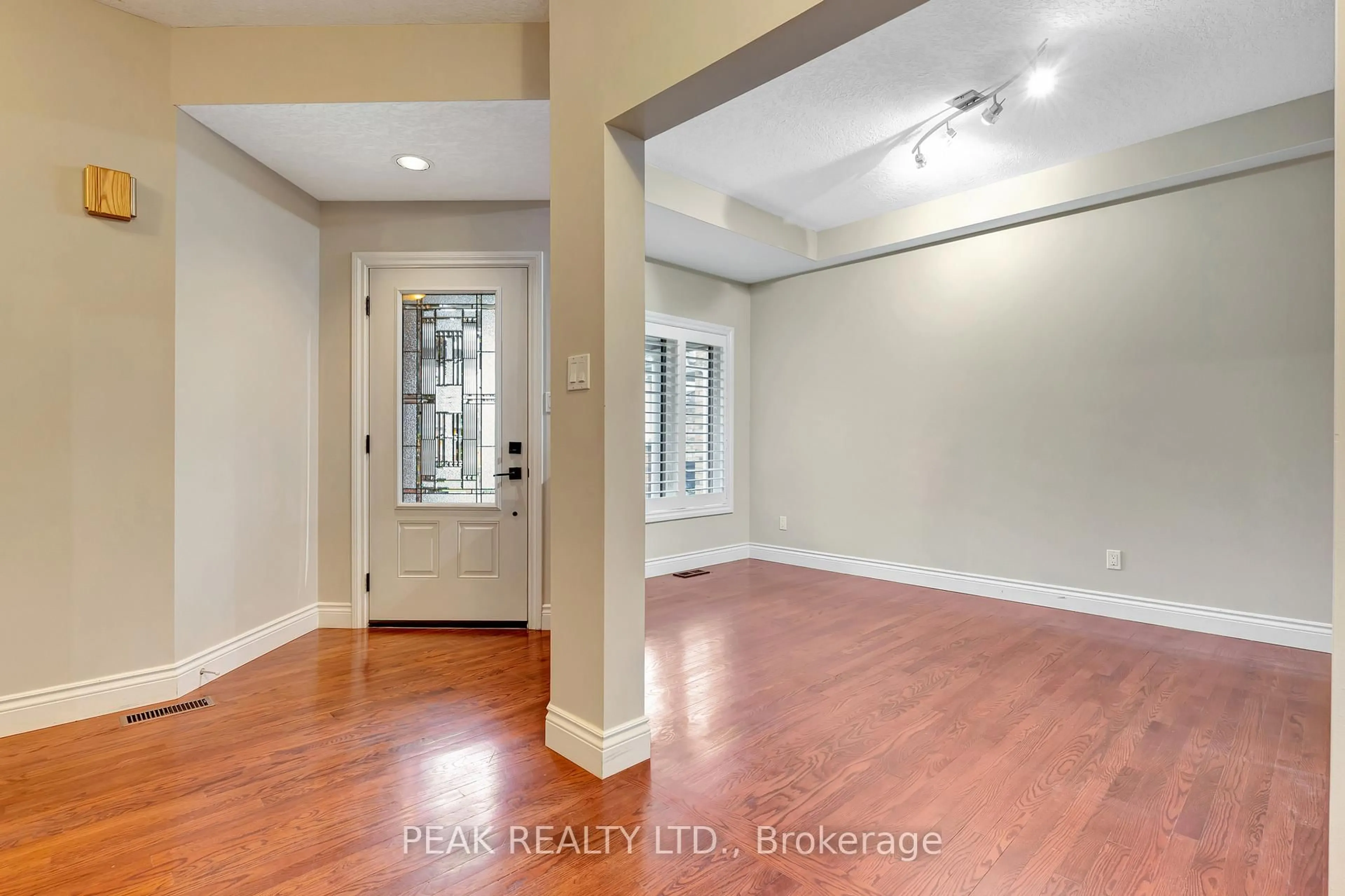 Indoor entryway for 537 Windjammer Way, Waterloo Ontario N2K 3Y5