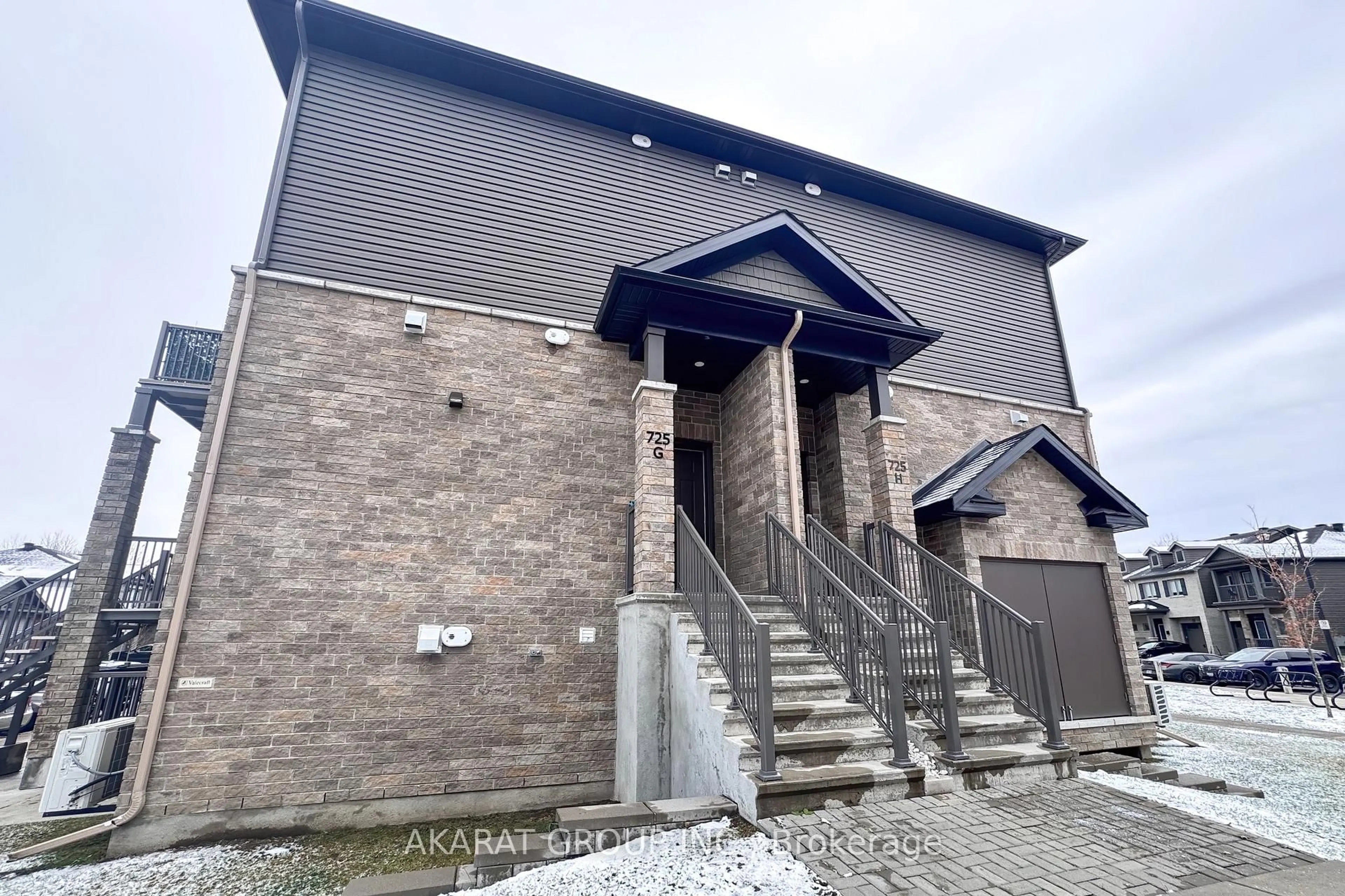 Home with brick exterior material, building for G-725 Dearborn Private, Ottawa Ontario K1T 0W4