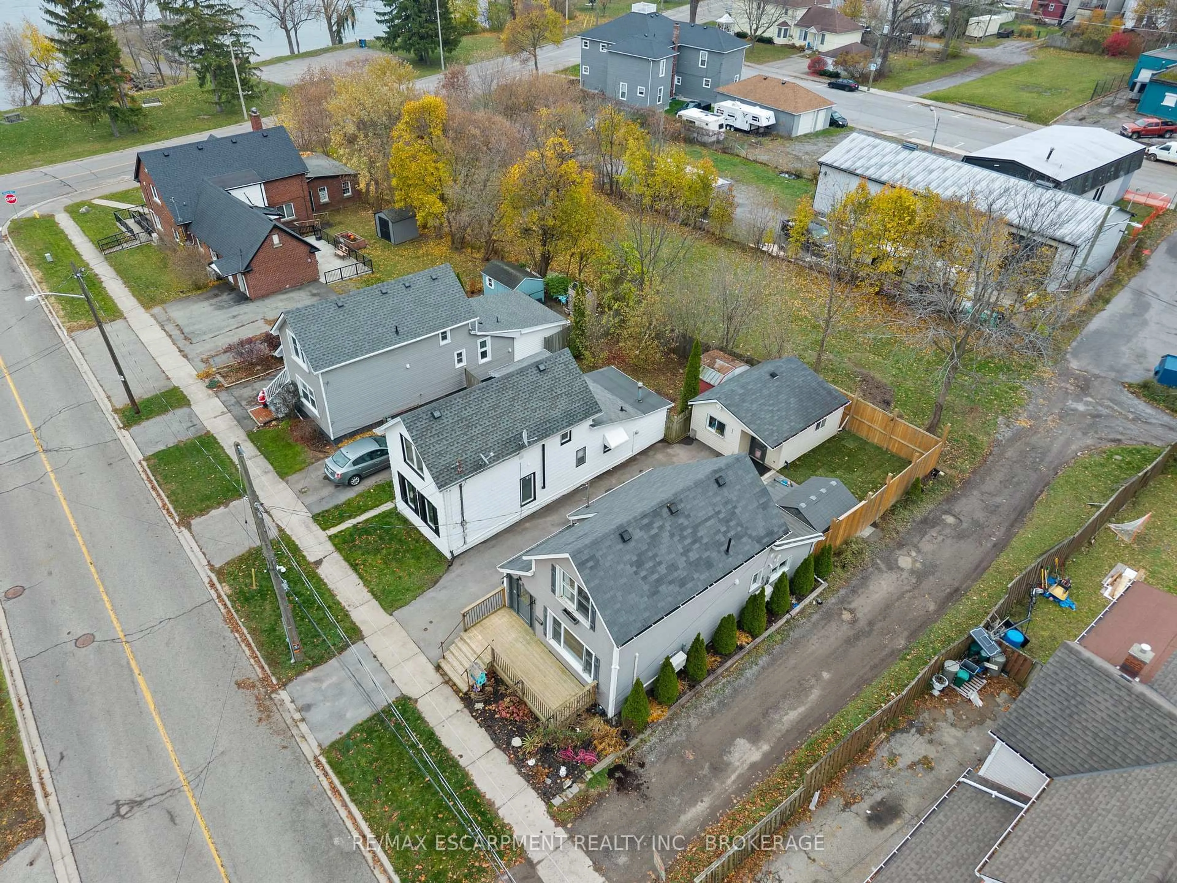 A pic from outside/outdoor area/front of a property/back of a property/a pic from drone, street for 15 Phipps St, Fort Erie Ontario L2A 2V1