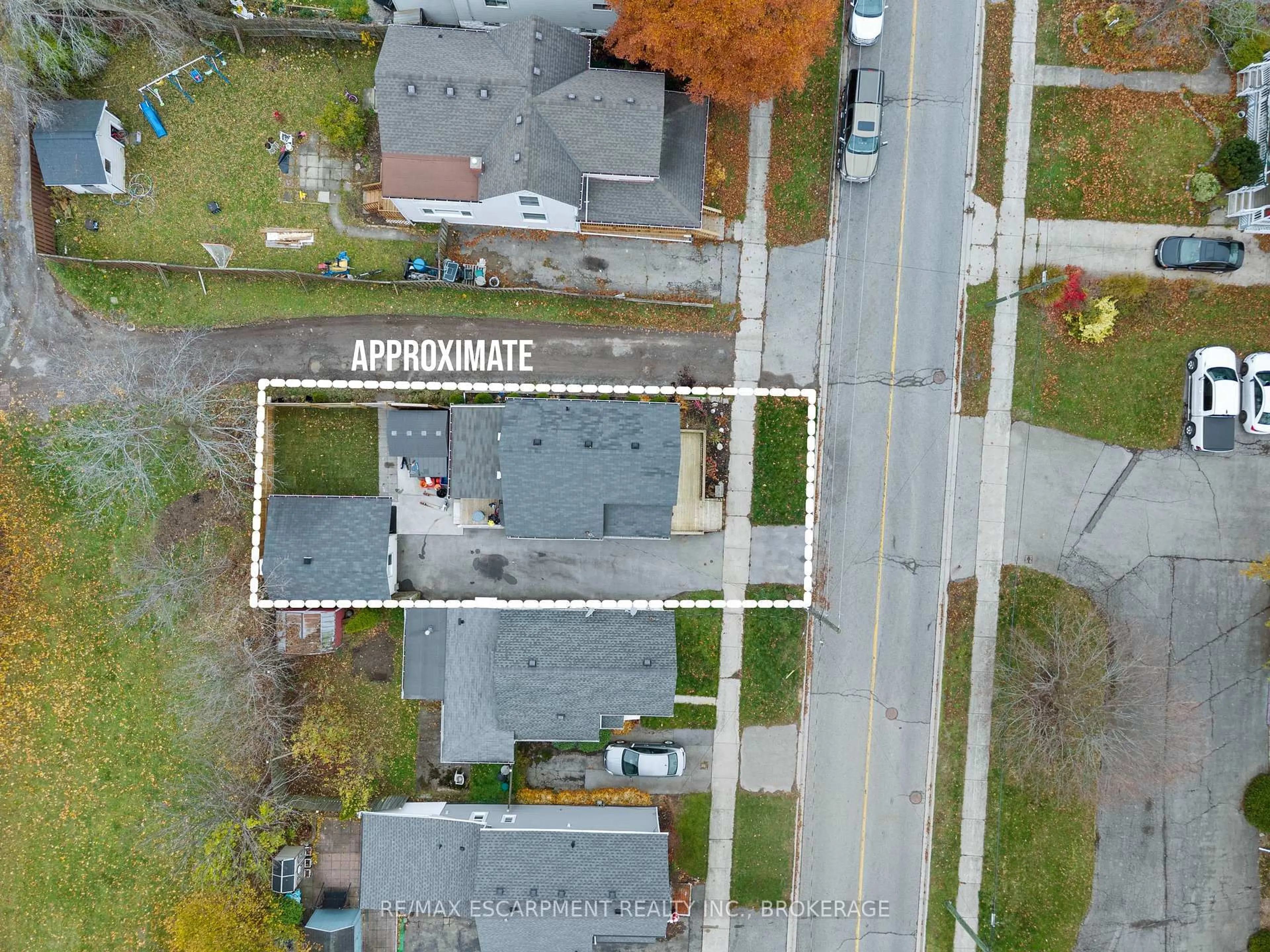 A pic from outside/outdoor area/front of a property/back of a property/a pic from drone, street for 15 Phipps St, Fort Erie Ontario L2A 2V1