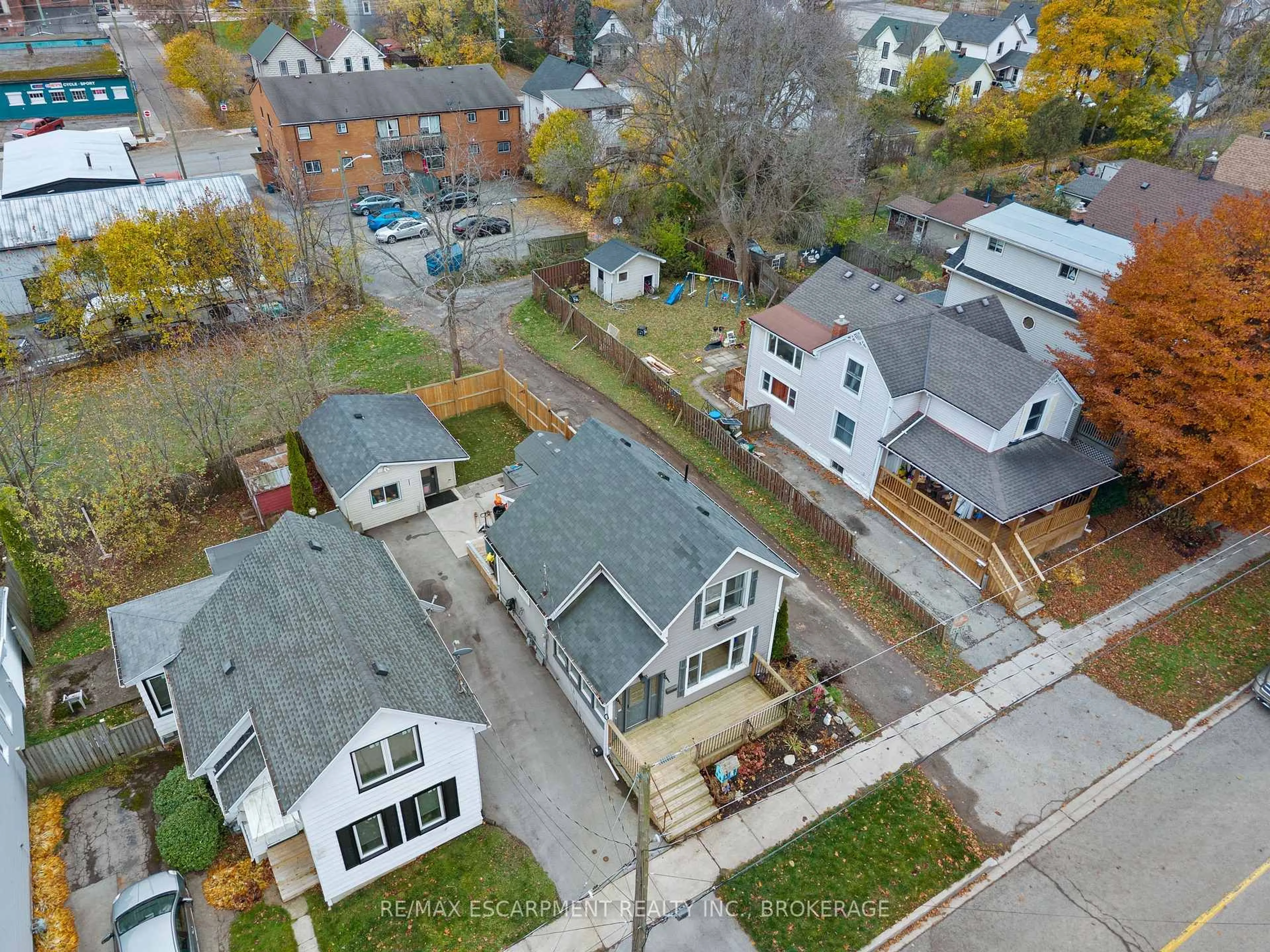 A pic from outside/outdoor area/front of a property/back of a property/a pic from drone, street for 15 Phipps St, Fort Erie Ontario L2A 2V1
