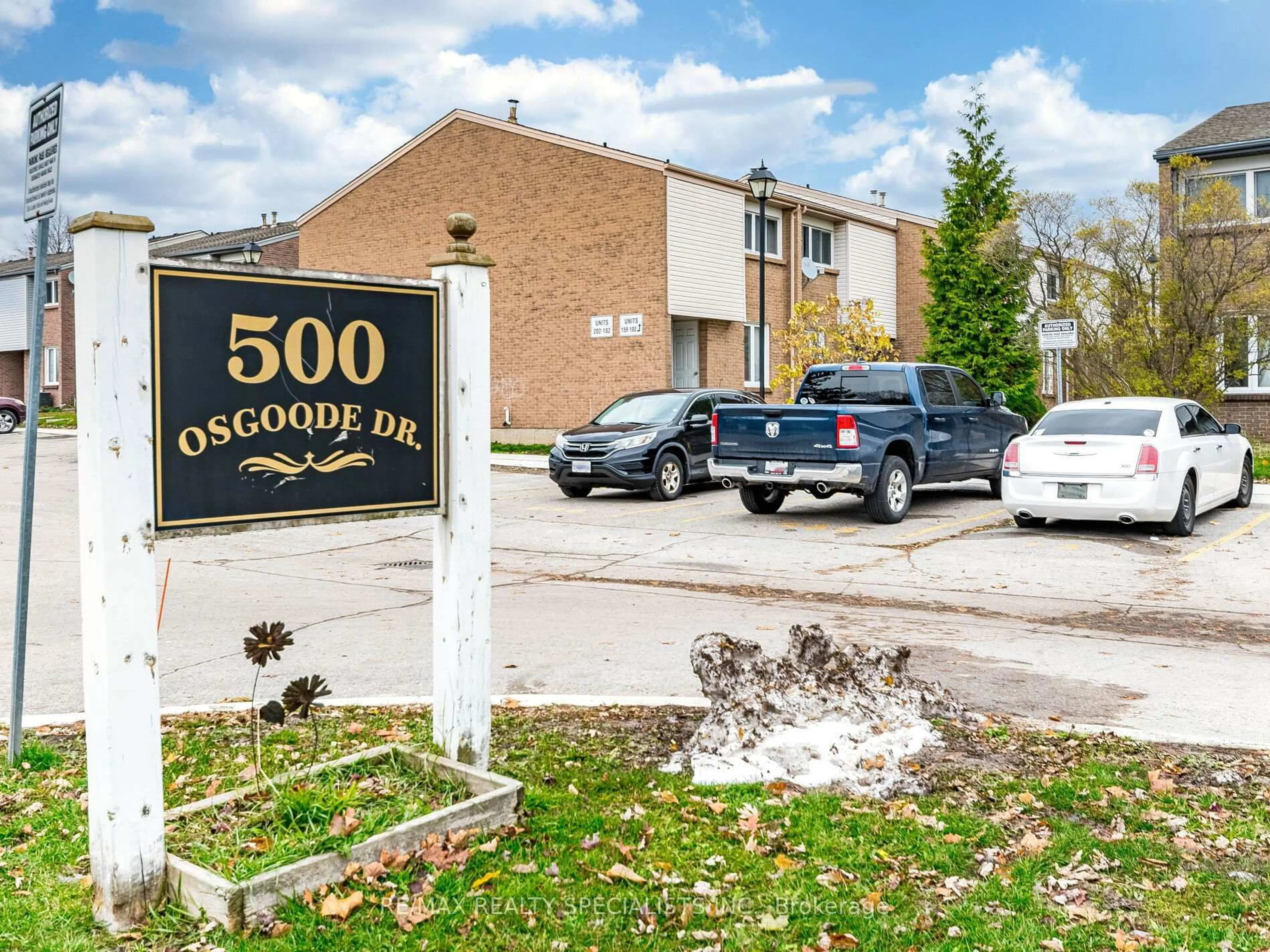 Indoor foyer for 500 Osgoode Dr #200, London South Ontario N6E 2G9