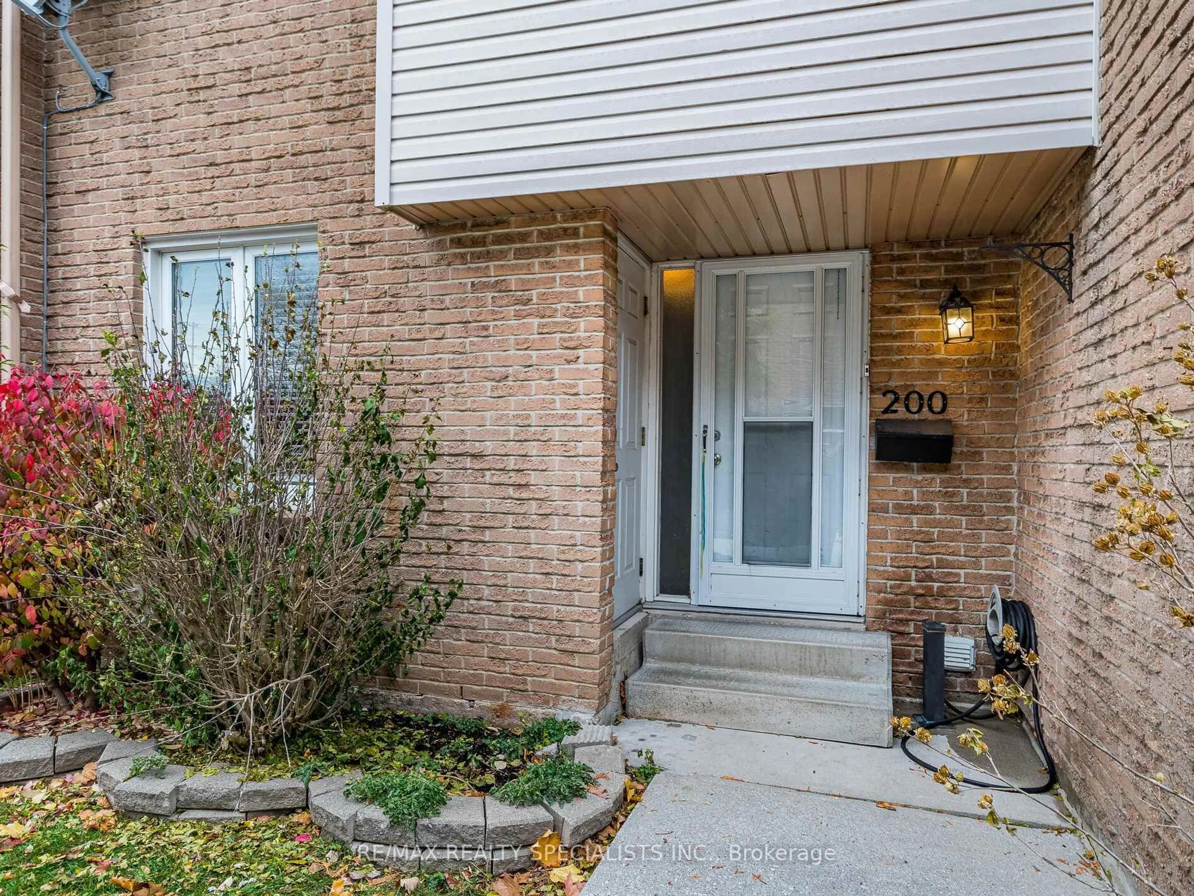 Indoor entryway for 500 Osgoode Dr #200, London South Ontario N6E 2G9