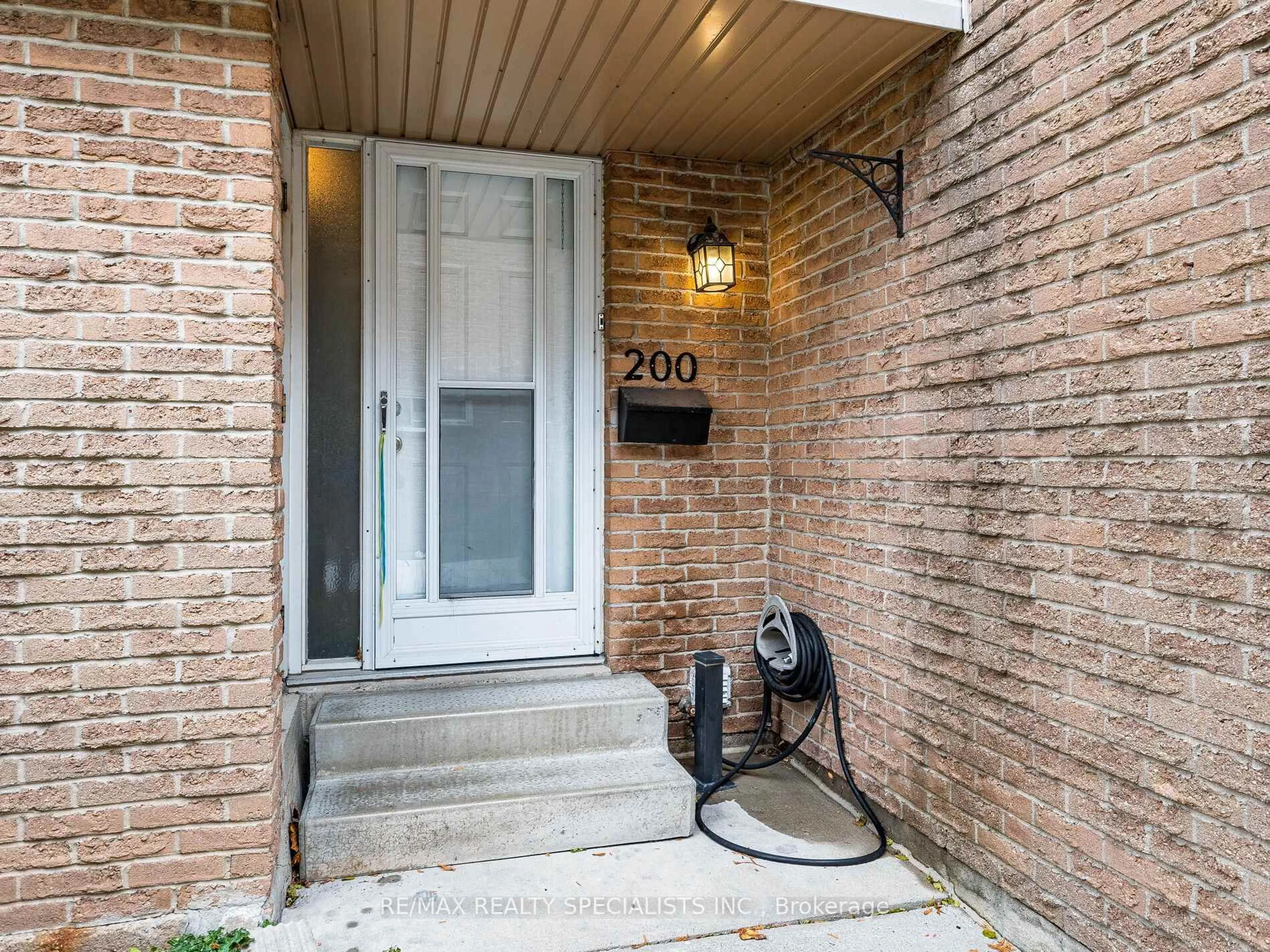 Indoor entryway for 500 Osgoode Dr #200, London South Ontario N6E 2G9