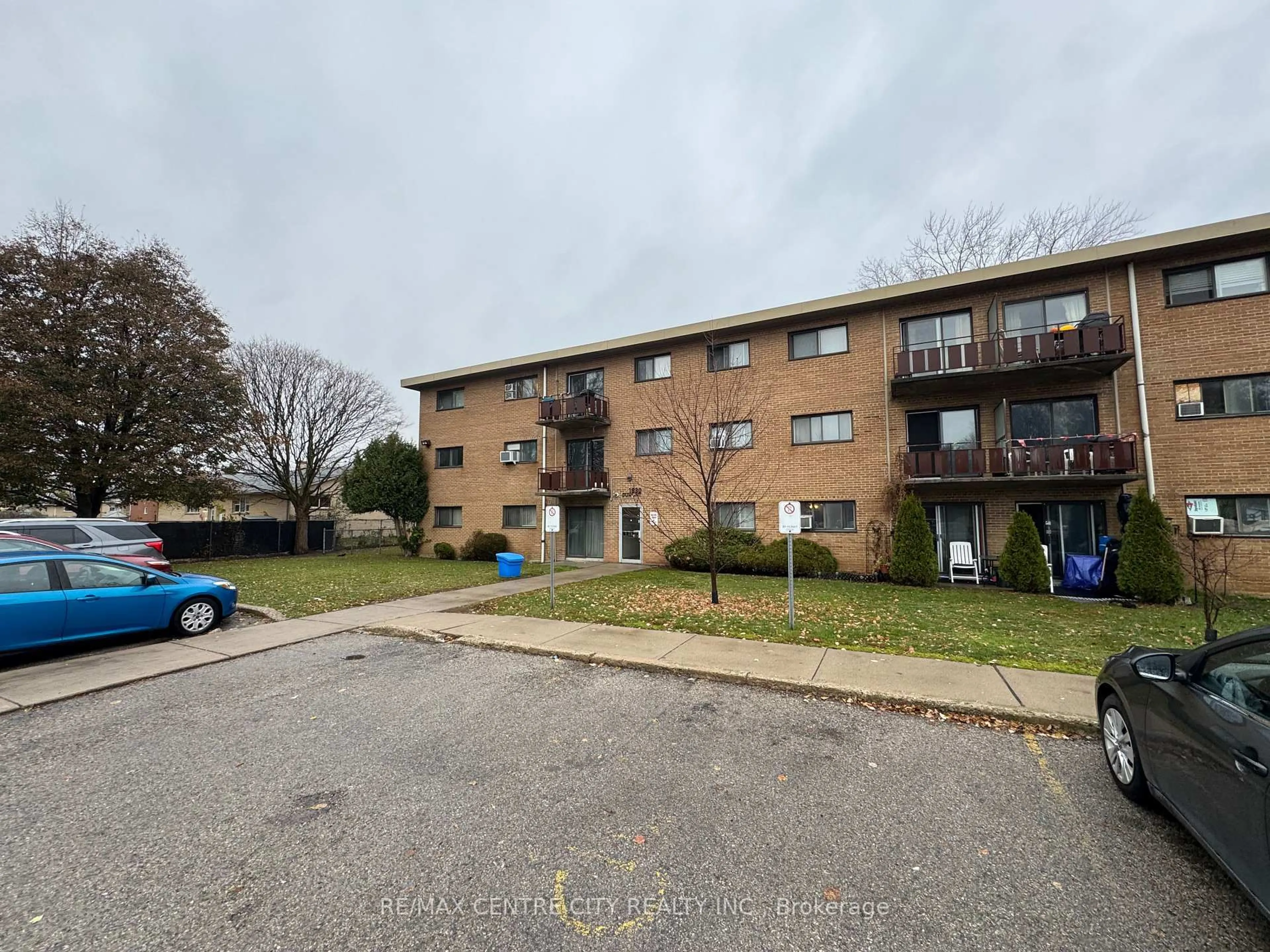 A pic from outside/outdoor area/front of a property/back of a property/a pic from drone, street for 1830 Dumont St #206, London East Ontario N5W 2S1