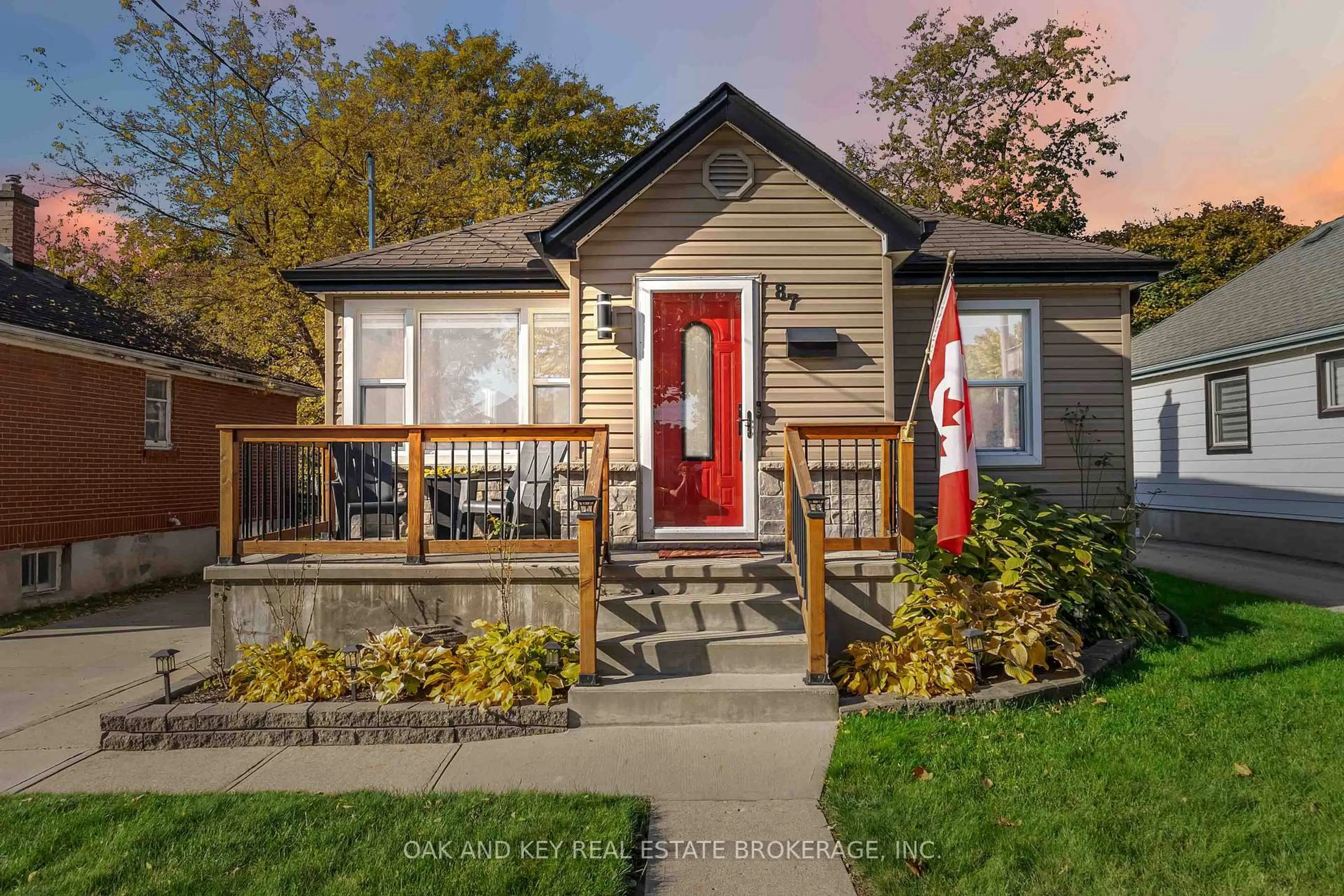 Home with vinyl exterior material, street for 87 Elgin St, London East Ontario N5Z 2T4